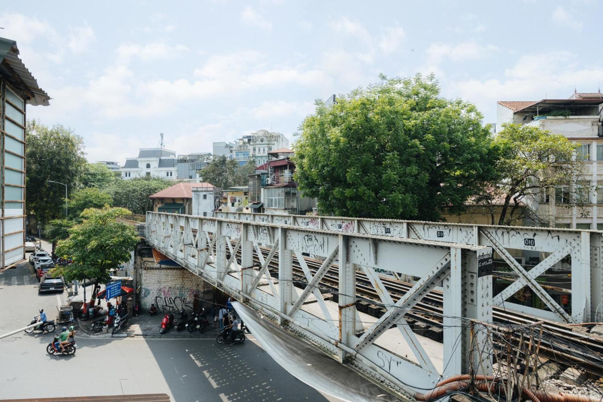 Unique Train Street / Old Quarter View