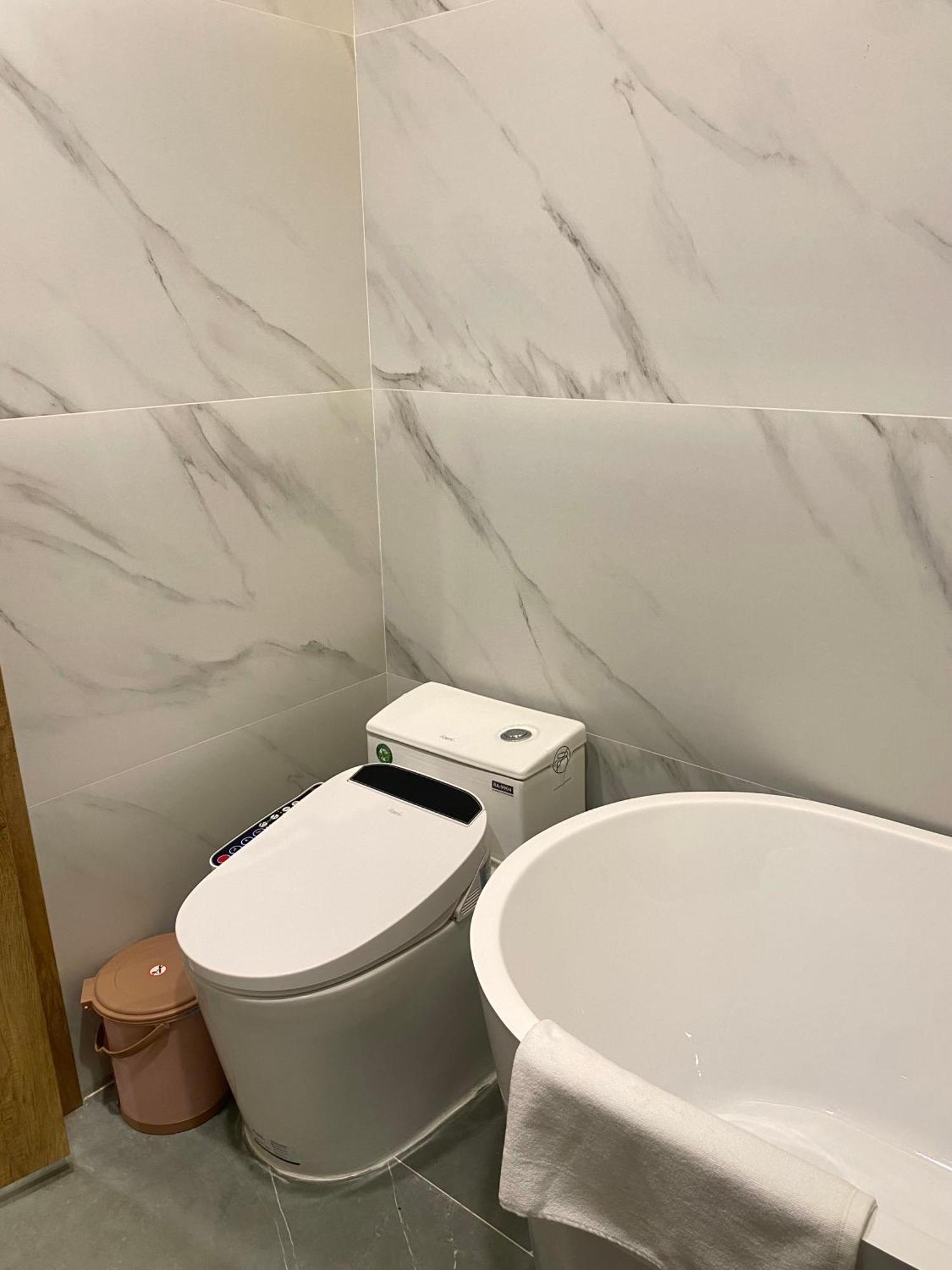 22housing Luxury Near Lotte Tower * Hanoi