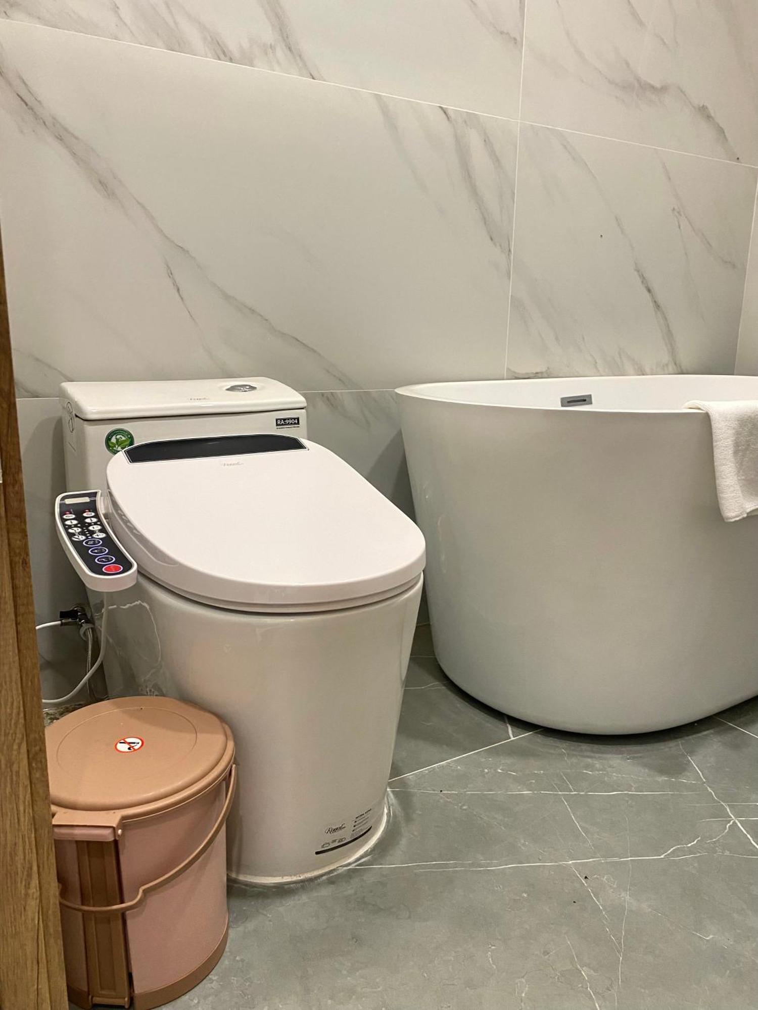 22housing Luxury Near Lotte Tower * Hanoi