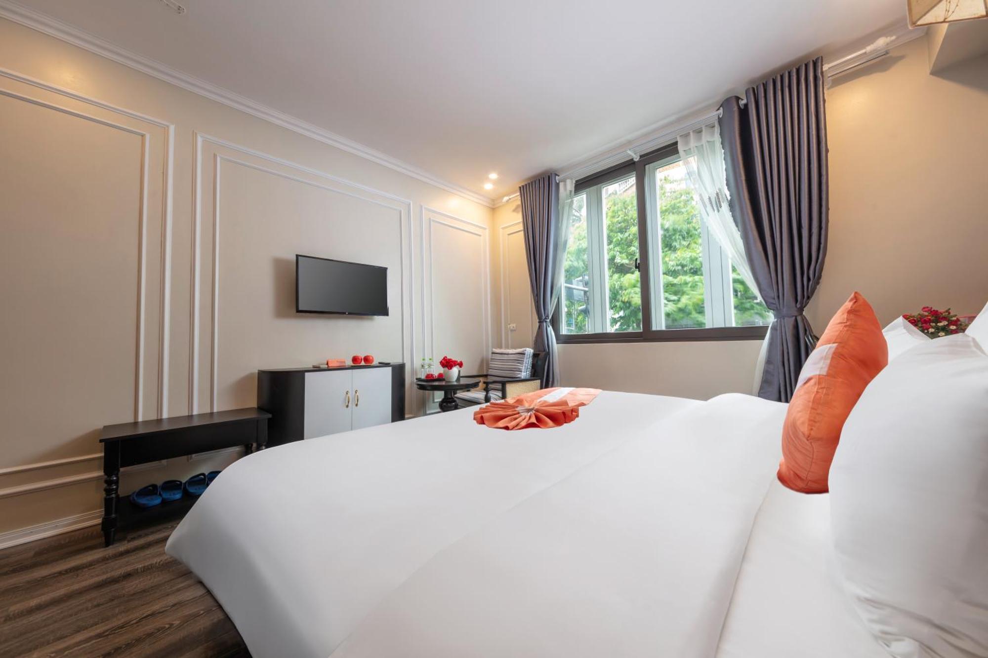 Omina & Travel Hotel