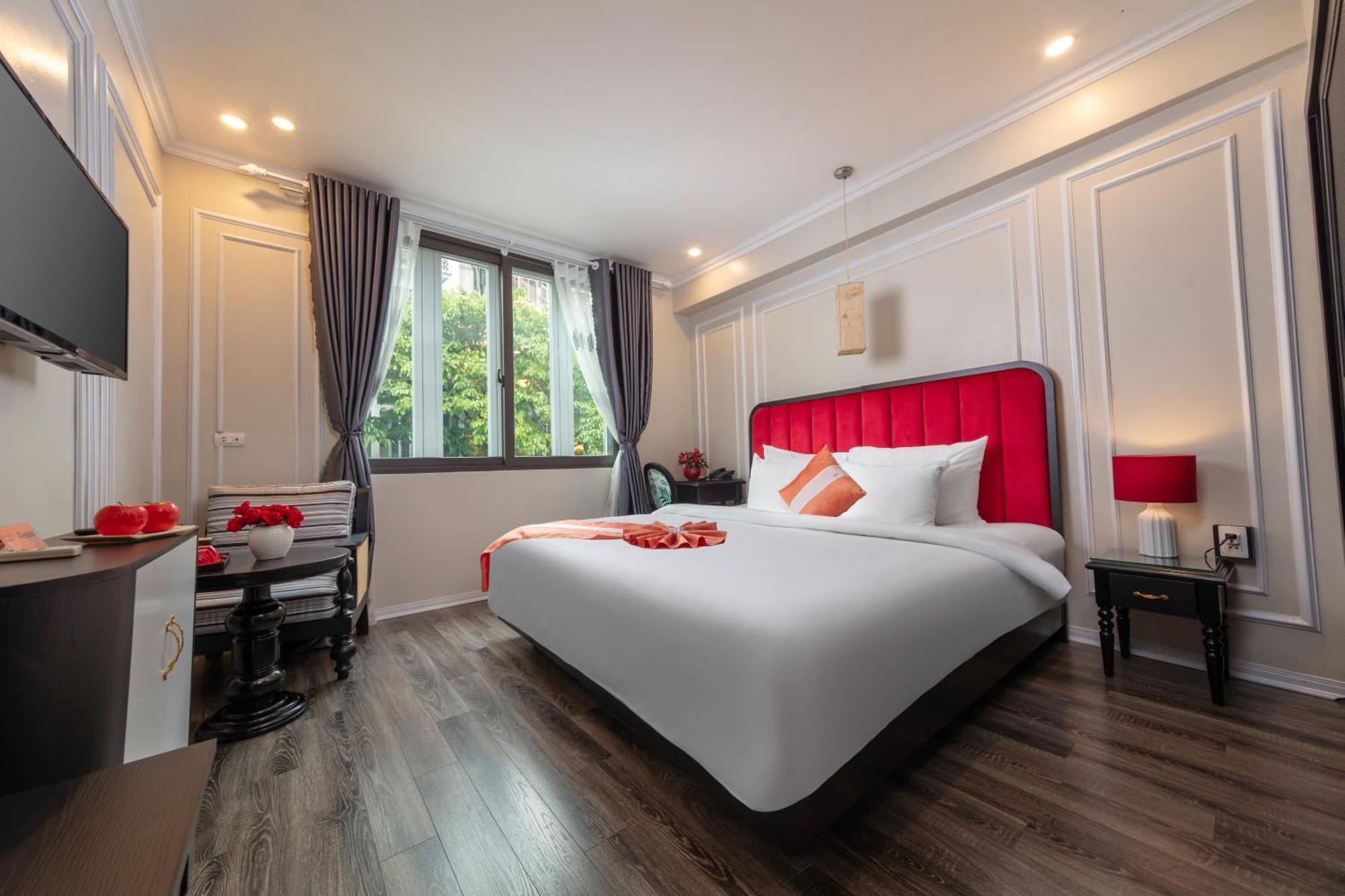 Omina & Travel Hotel