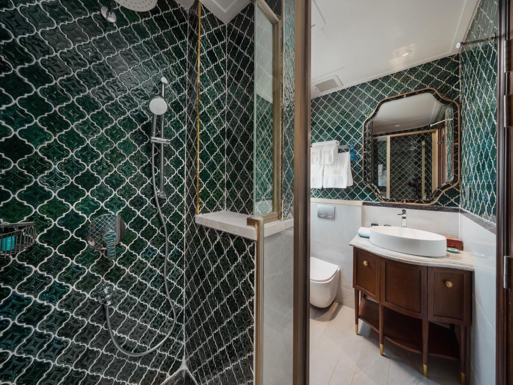 Peridot Gallery Classic Hotel