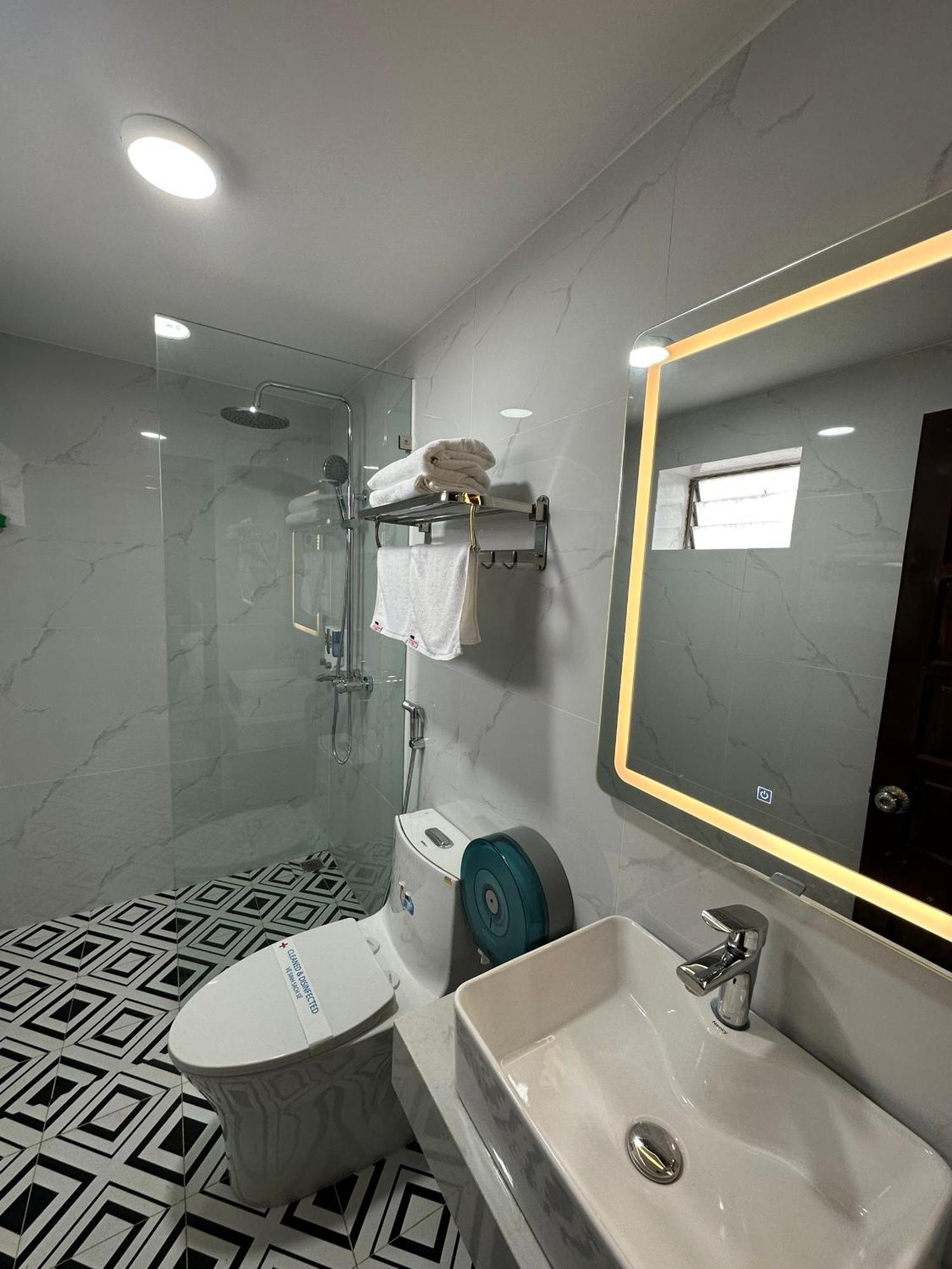 Nhat Tan Hotel 2*