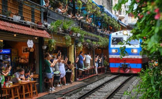 2' To Hoan Kiem - Heart Of Old Quarter - Netflix *