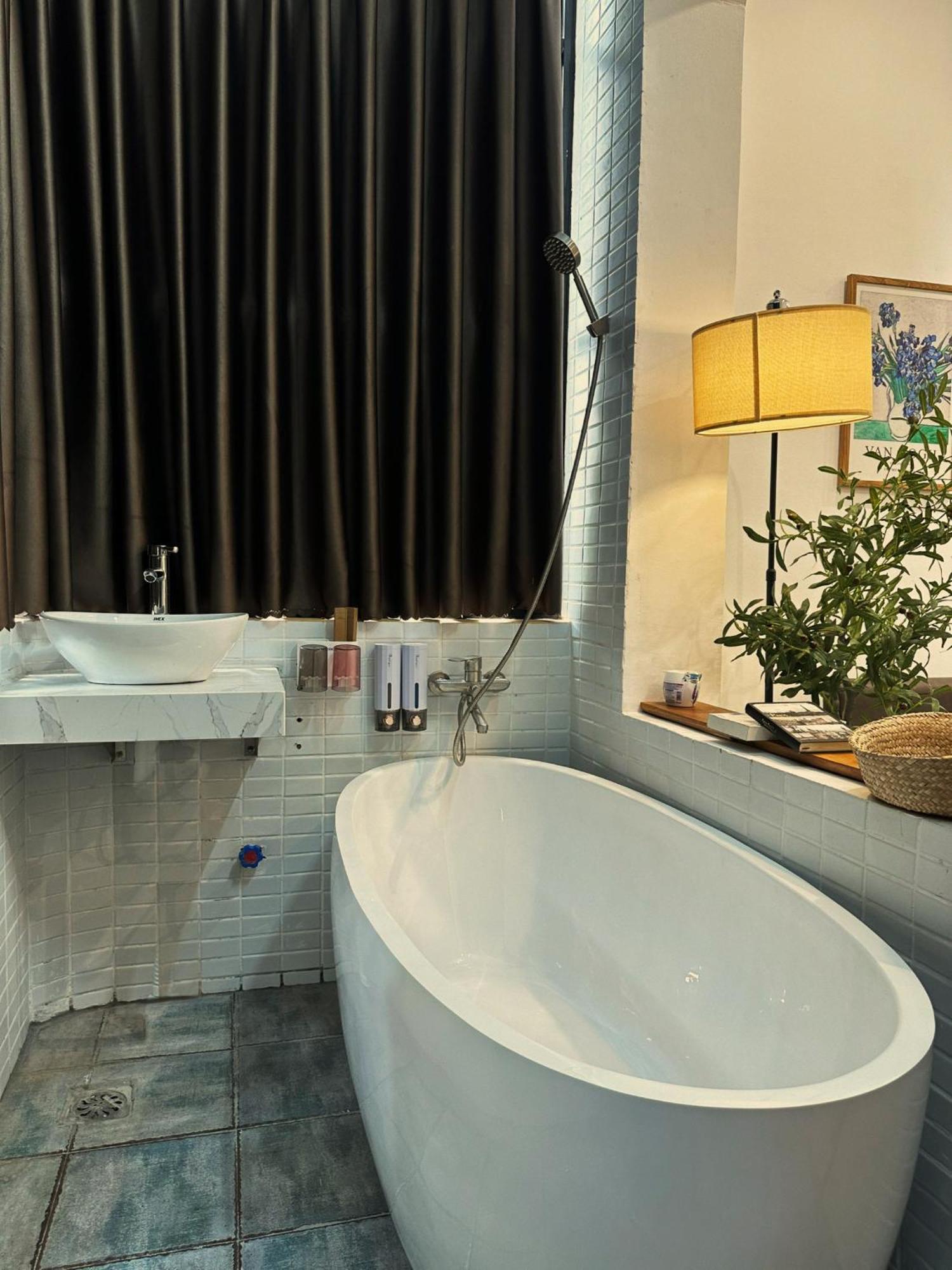 Bathhub Amoureux Chua Ha Hanoi