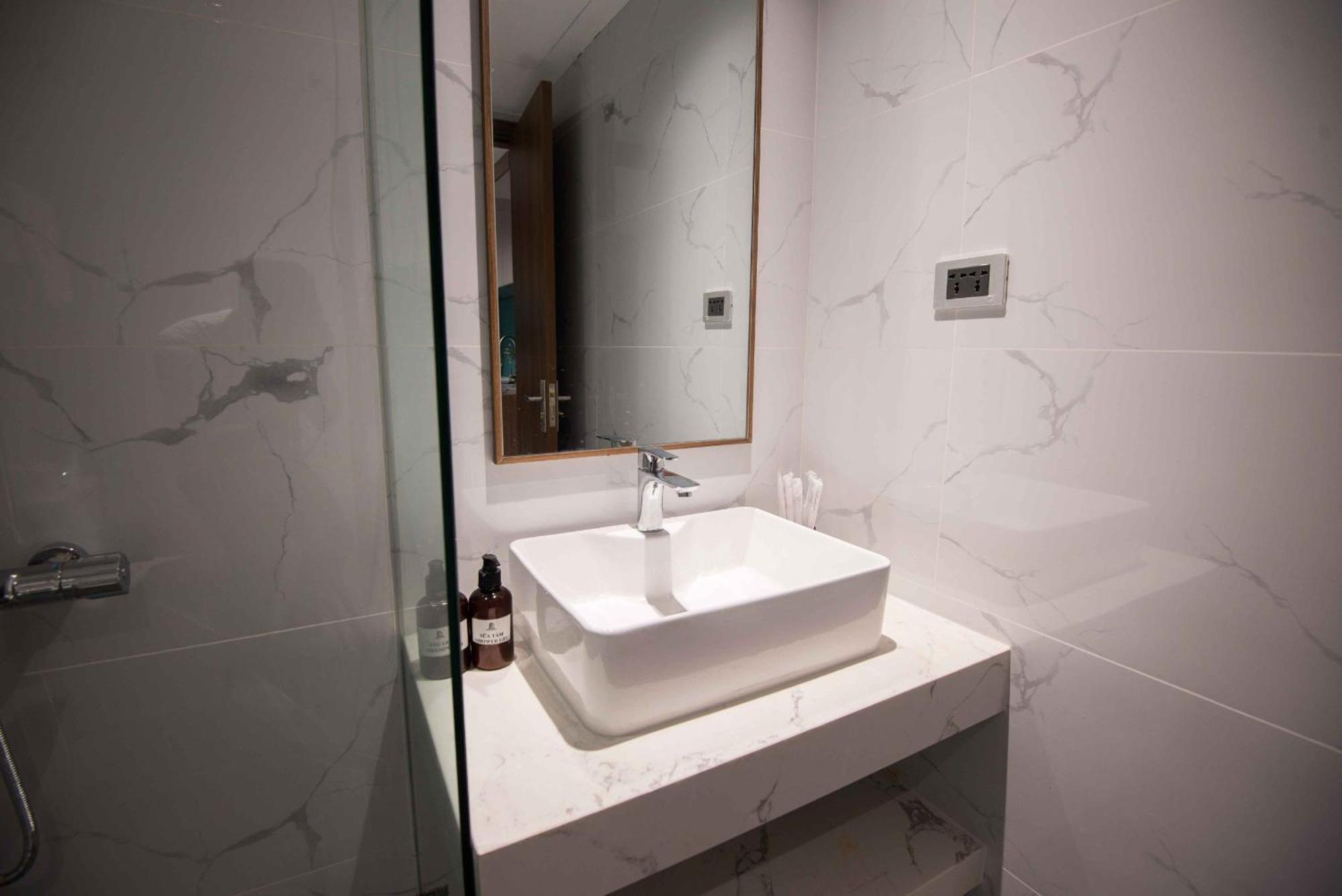 Hotel Luxe Paradise Hoang Cau 3*