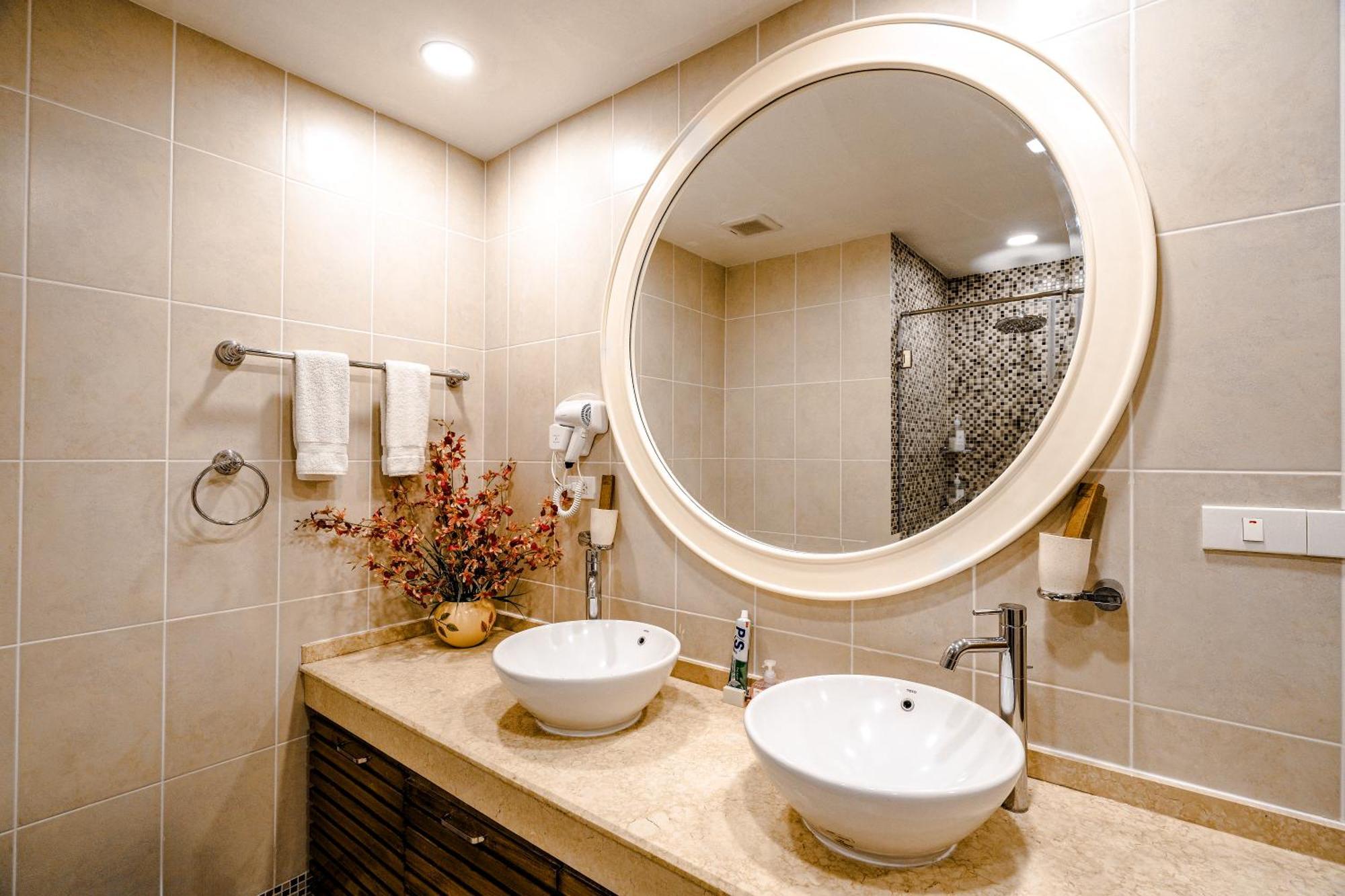 Căn hộ Wecozy Pacific - Spacious Apartment, Train Station Side *
