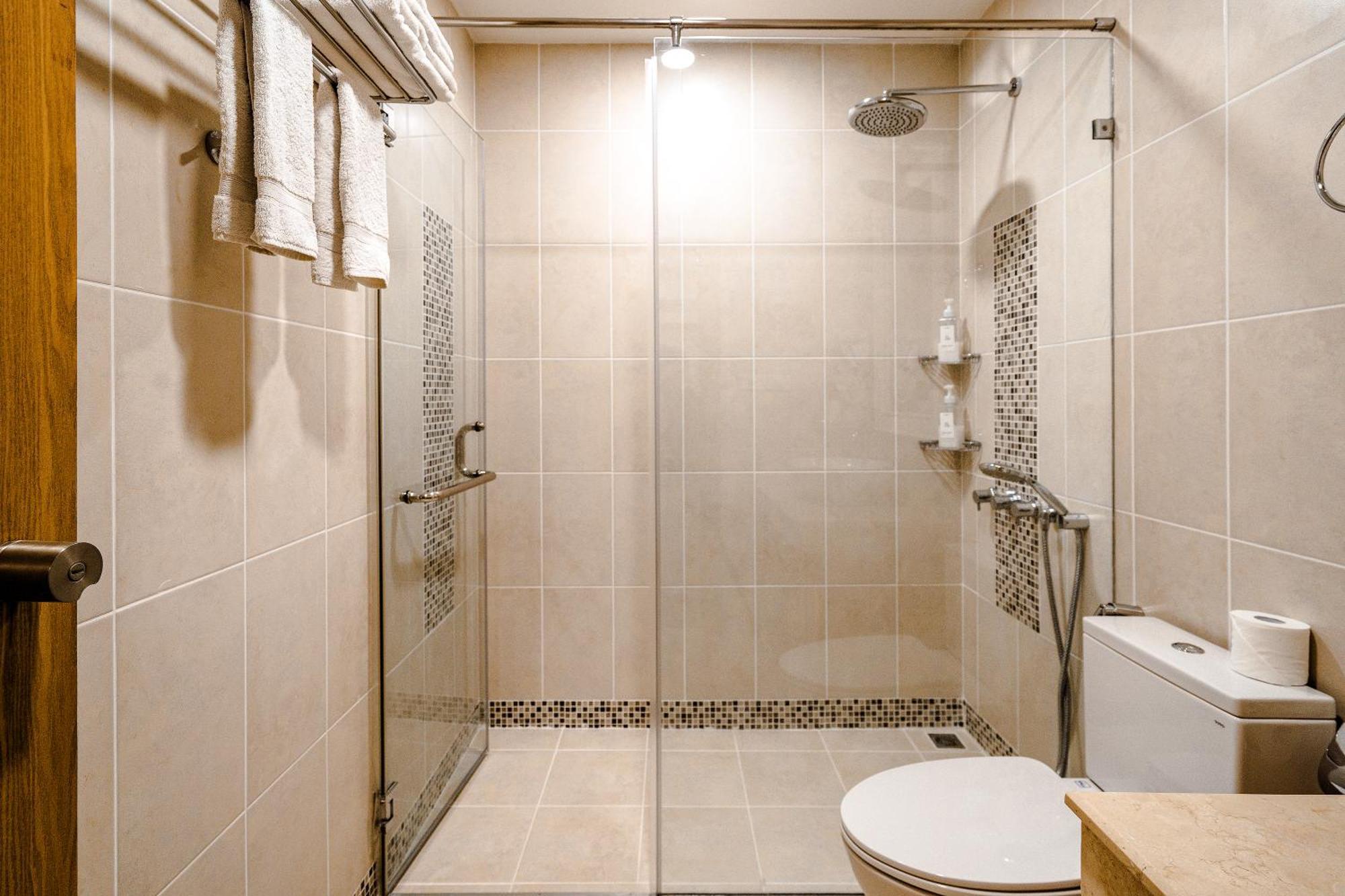 Căn hộ Wecozy Pacific - Spacious Apartment, Train Station Side