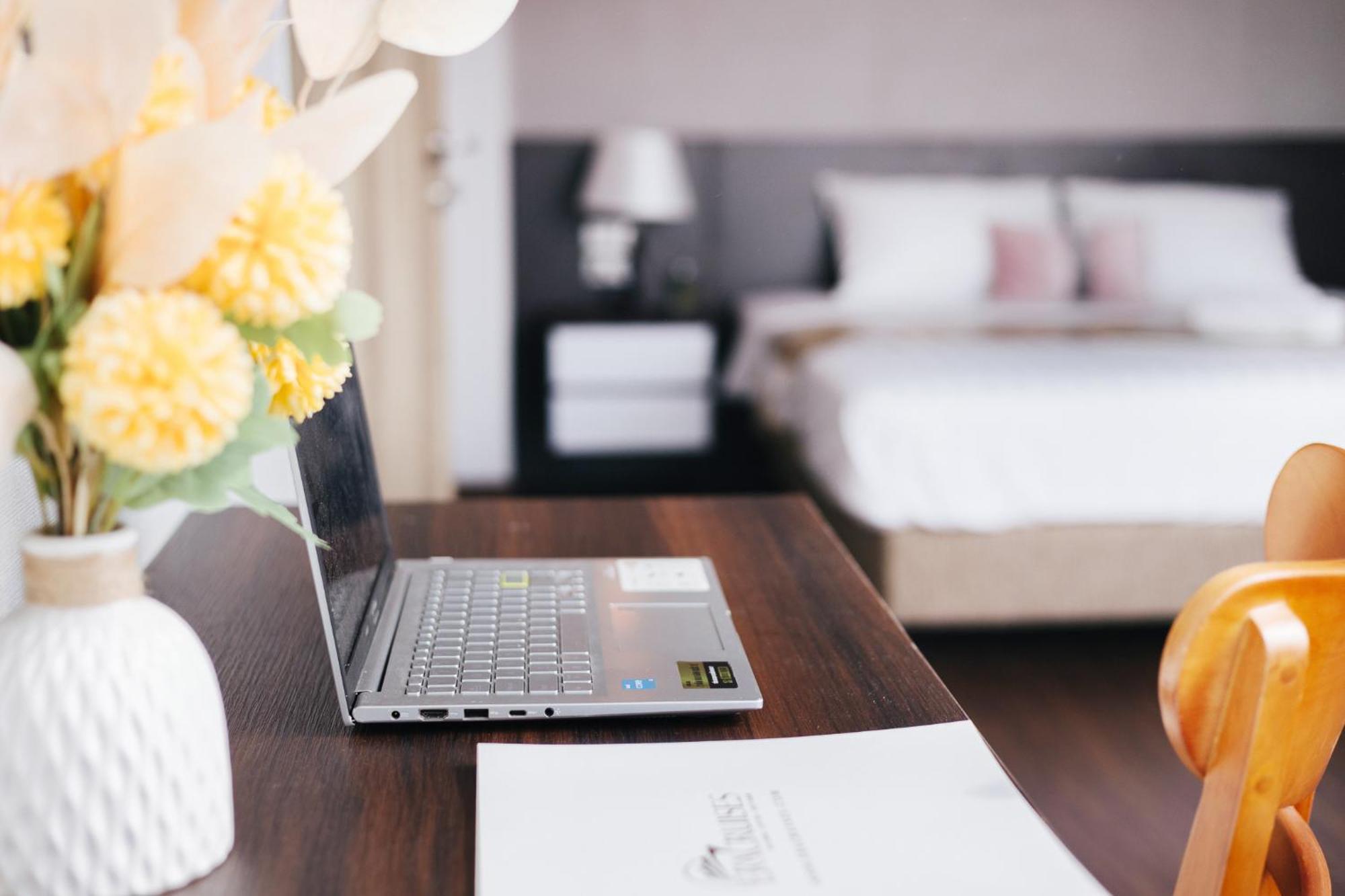 Ivy & - 24h Khách sạn Hà Nội