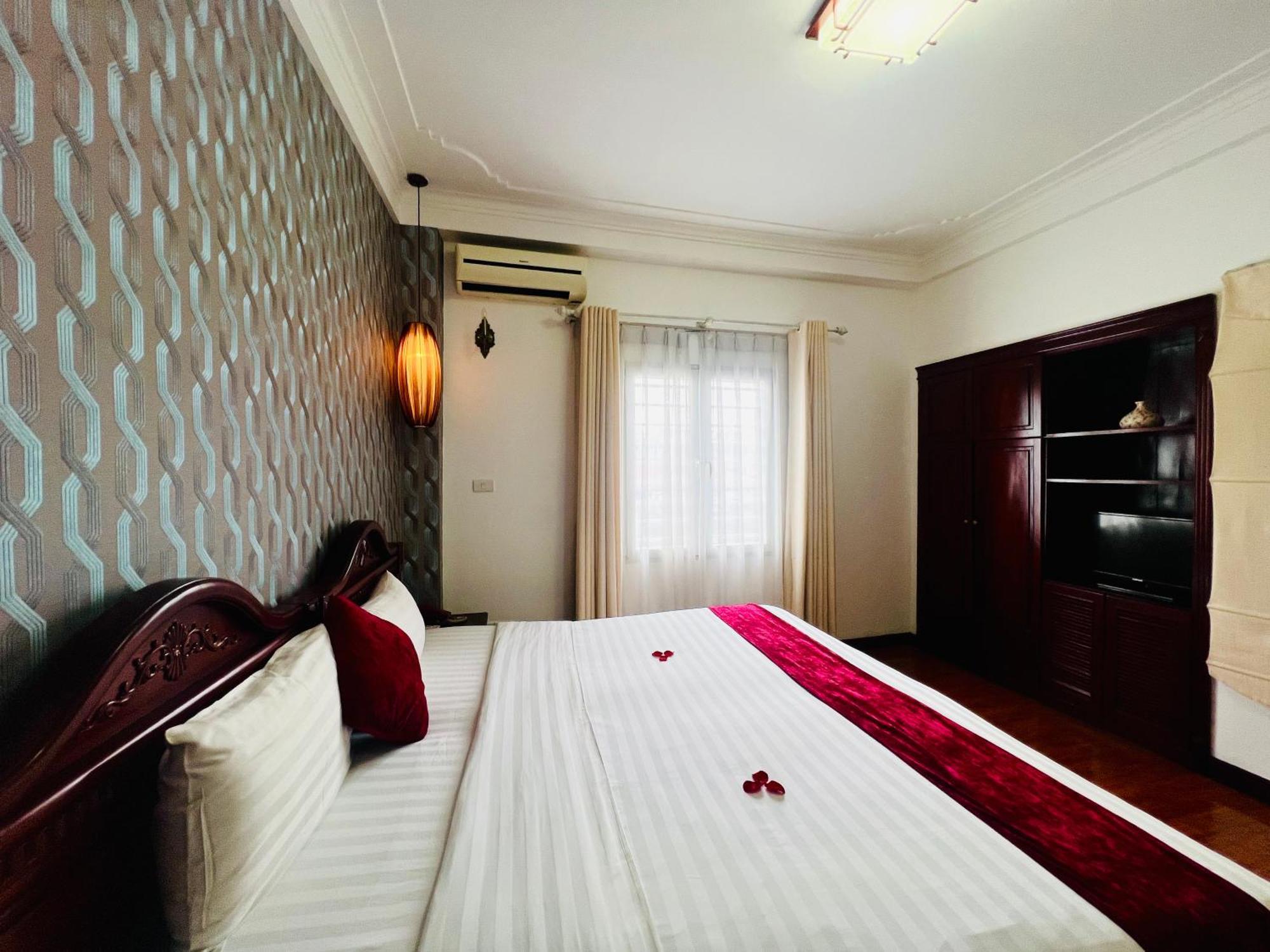 Golden Moon & Travel Hotel