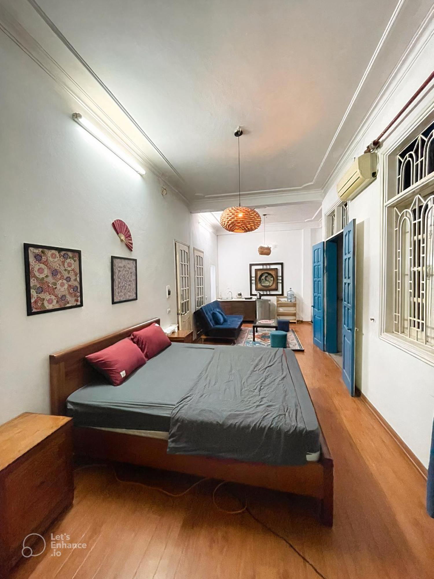 9721 Bedroom Balcony 3 Windows Full Of Sun Light But Cozy