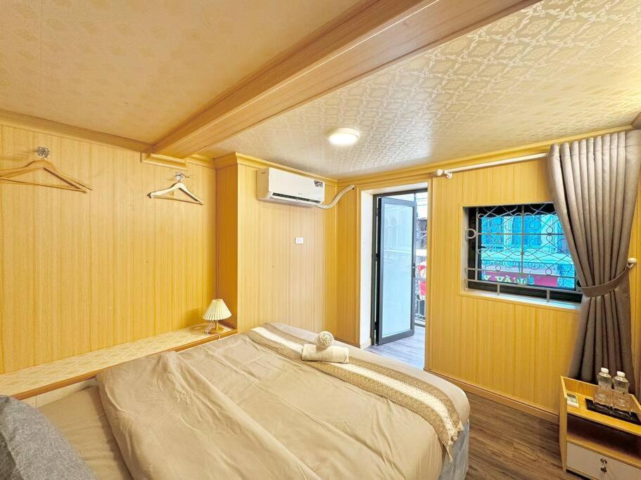 3 Bedroom - Hidden Gem - Balcony - Hoan Kiem Apartment Hanoi
