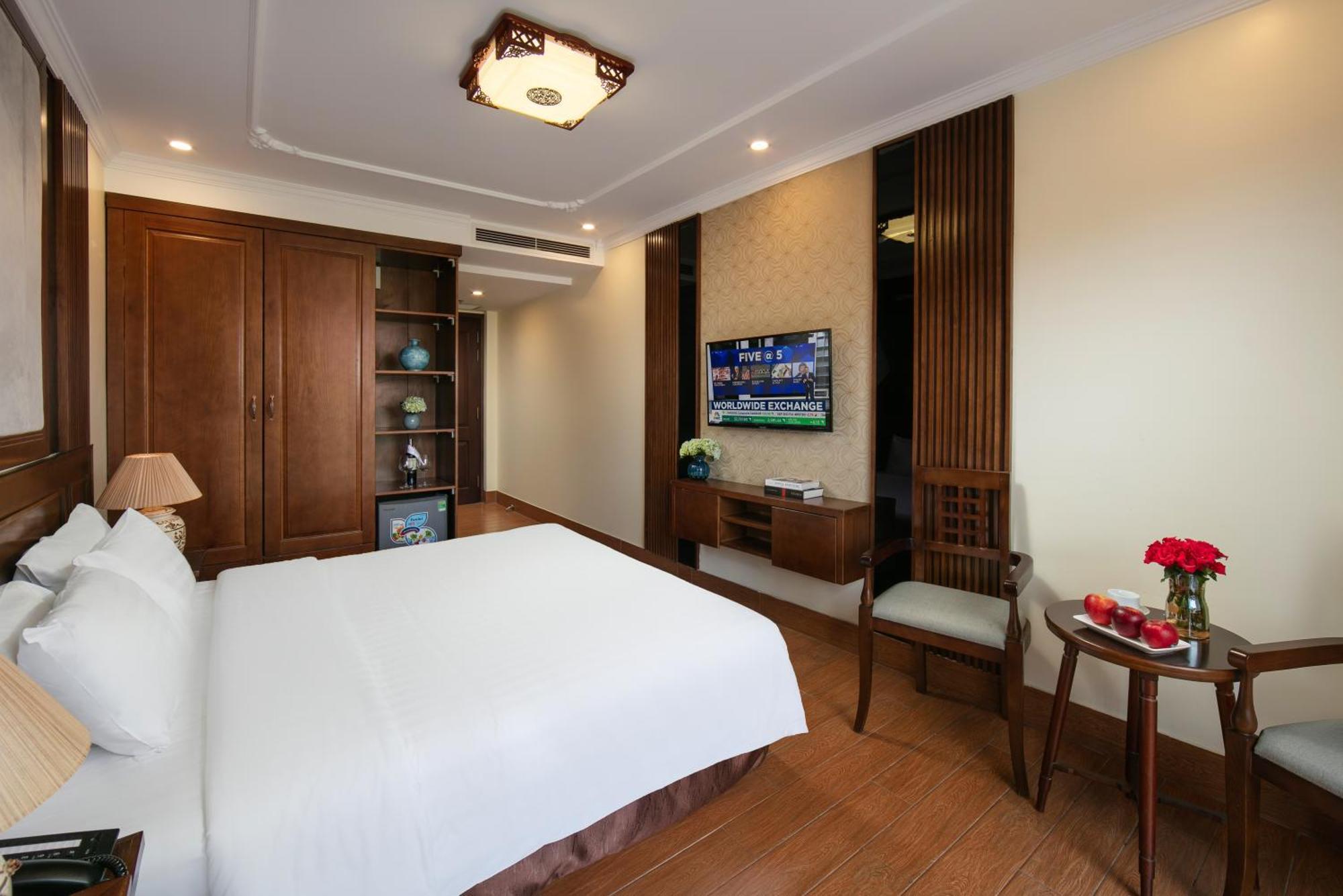 Hotel The West &
