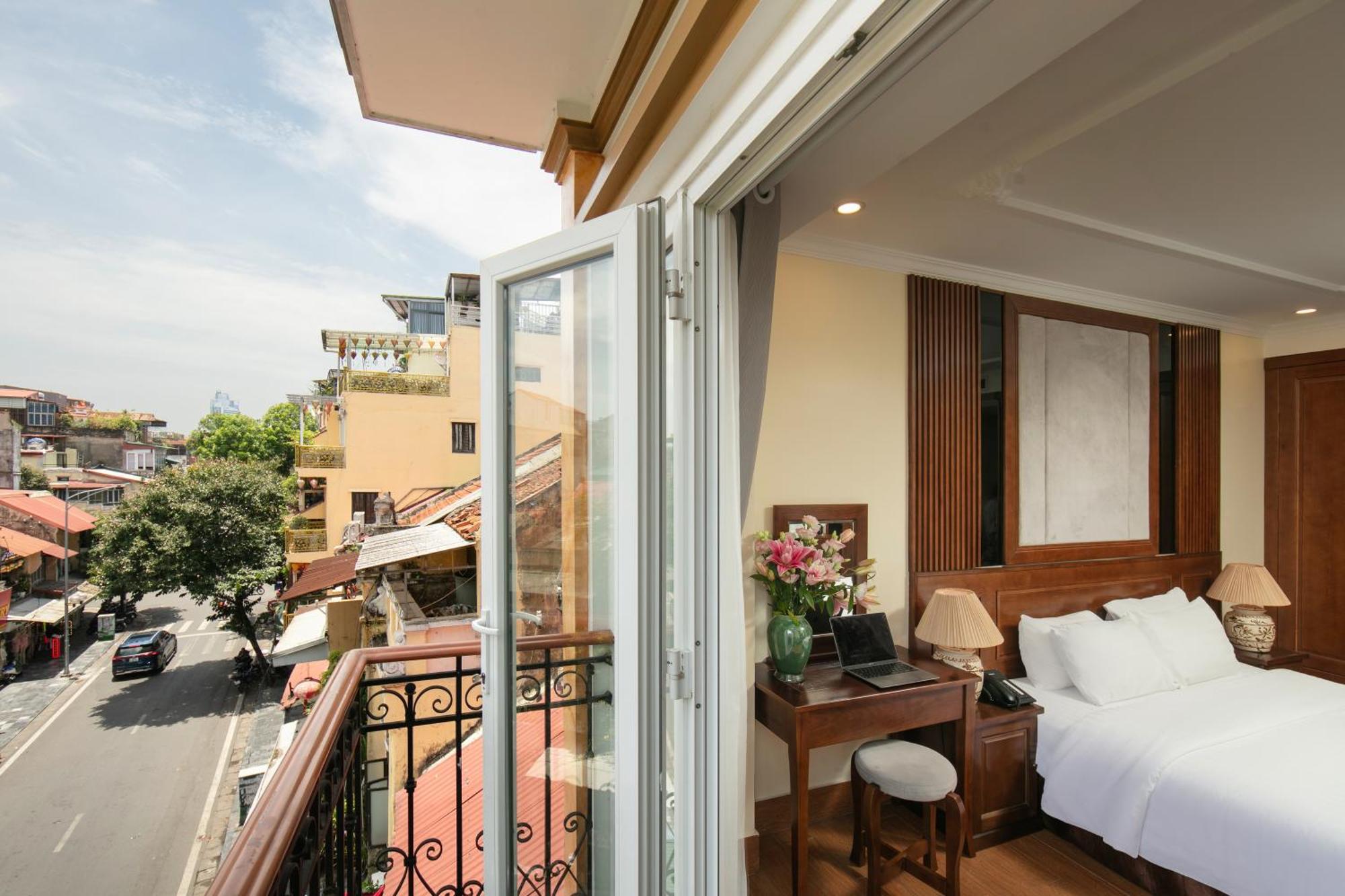 Hotel The West &