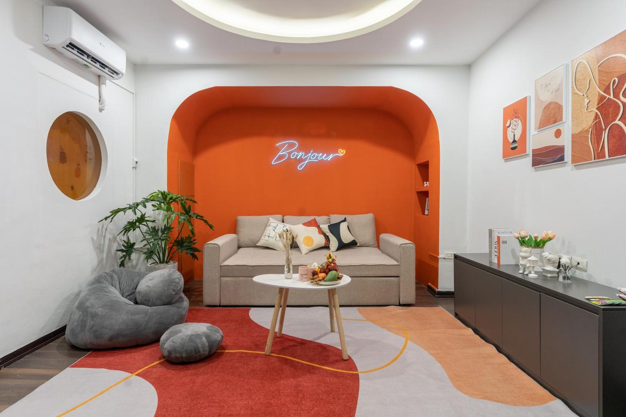 Harmony Home-projector-bathtub- Spacious Apartment