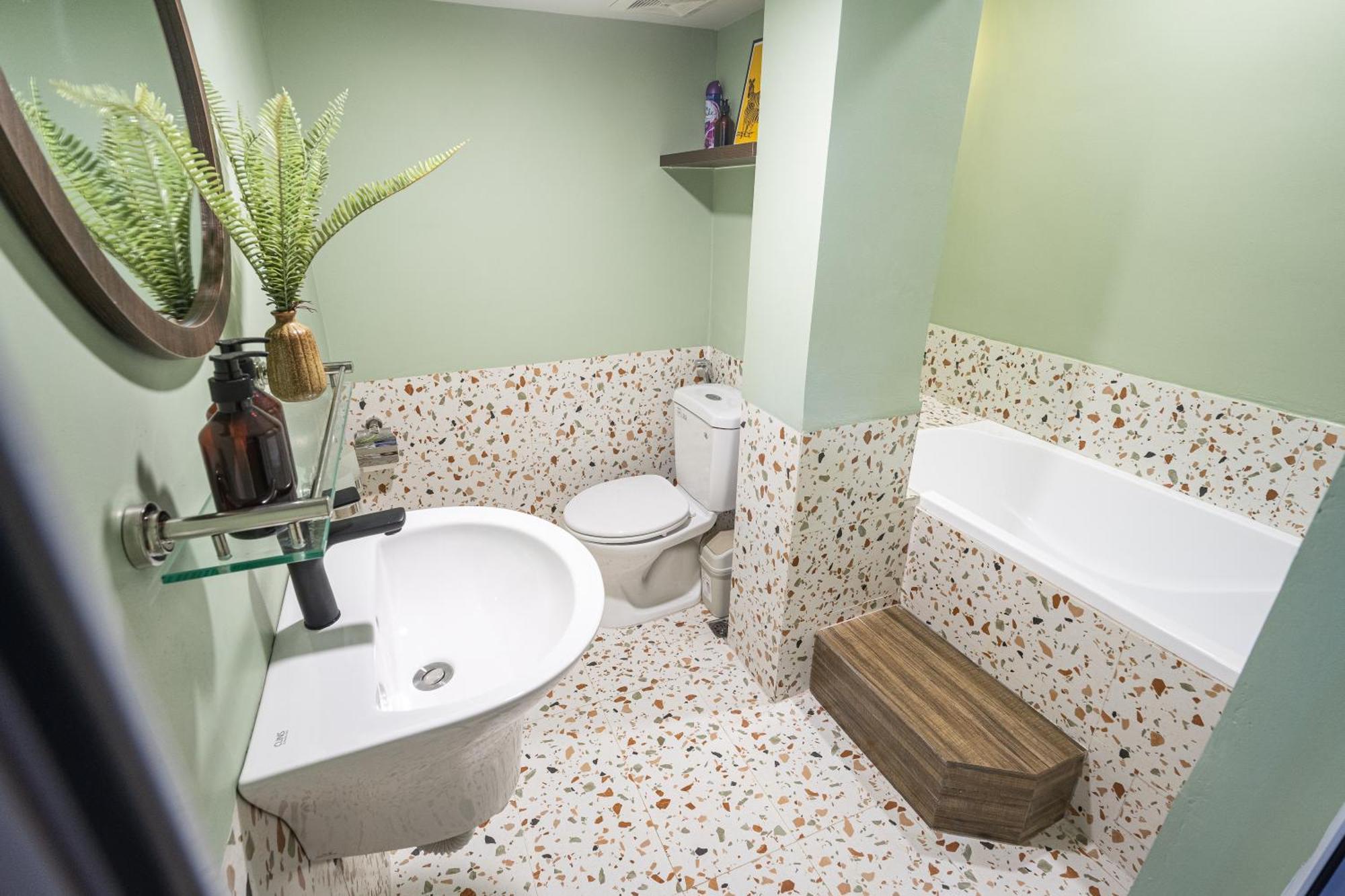 Hoan Kiem 2br W/bathtub Apartment Hanoi