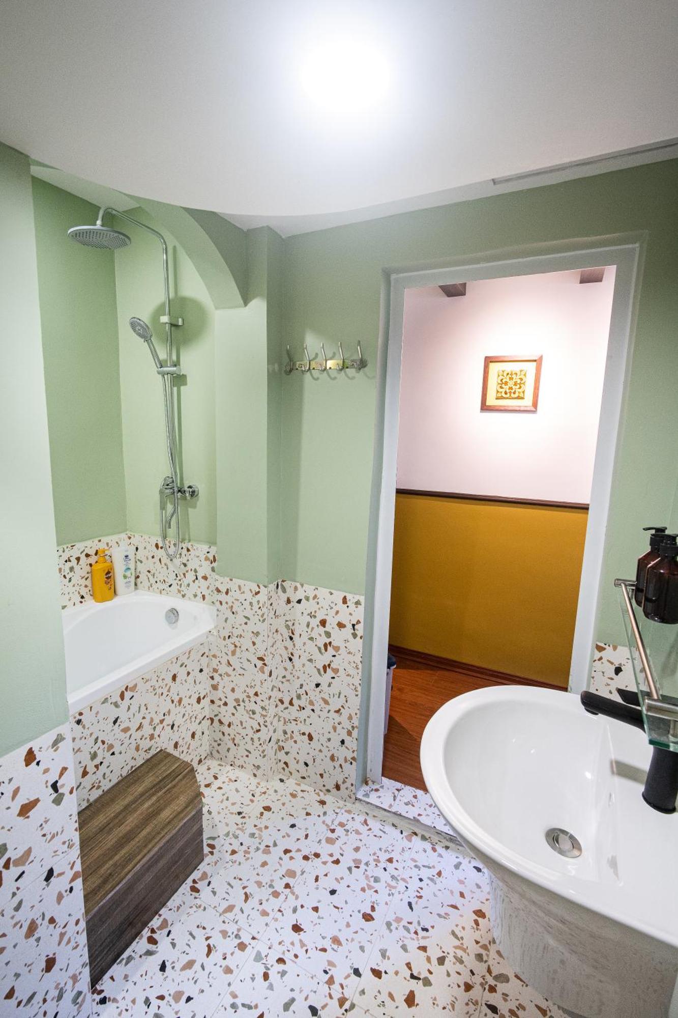 Hoan Kiem 2br W/bathtub *
