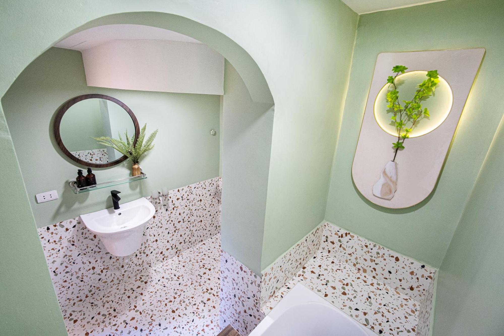 Hoan Kiem 2br W/bathtub Hanoi