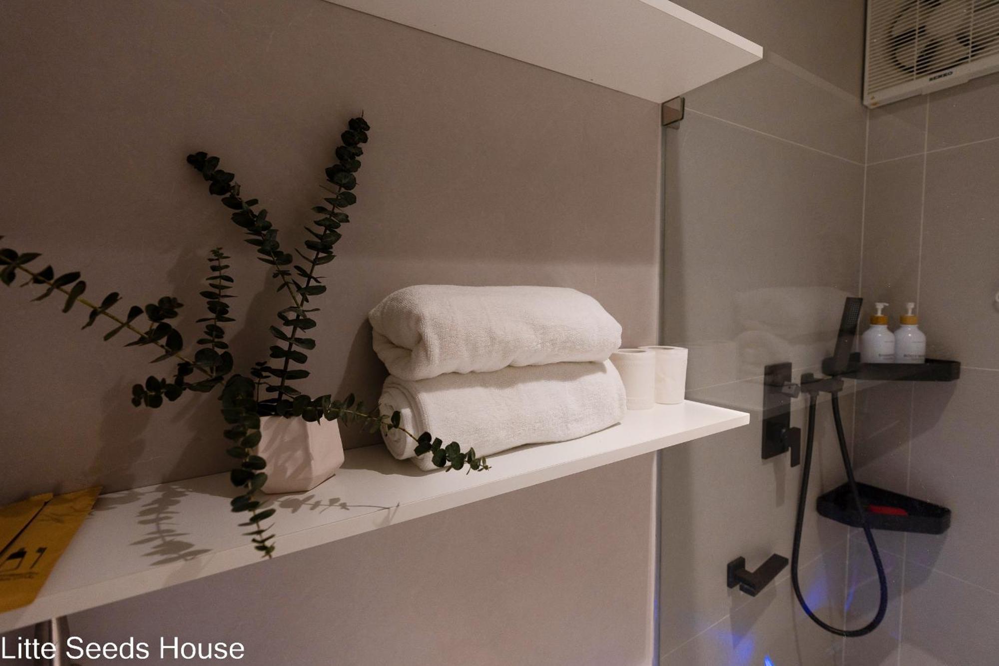 Bahay bakasyunan Little Seeds House-hanoi, 4brs,cinema, Old Quarter *
