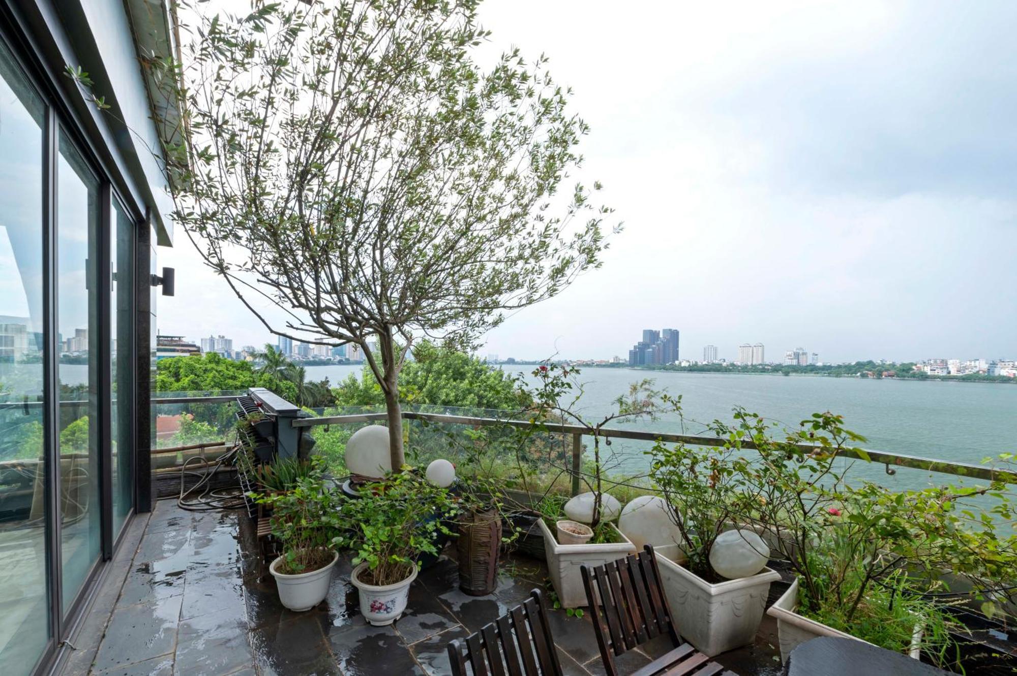 22land Moon West * Hanoi