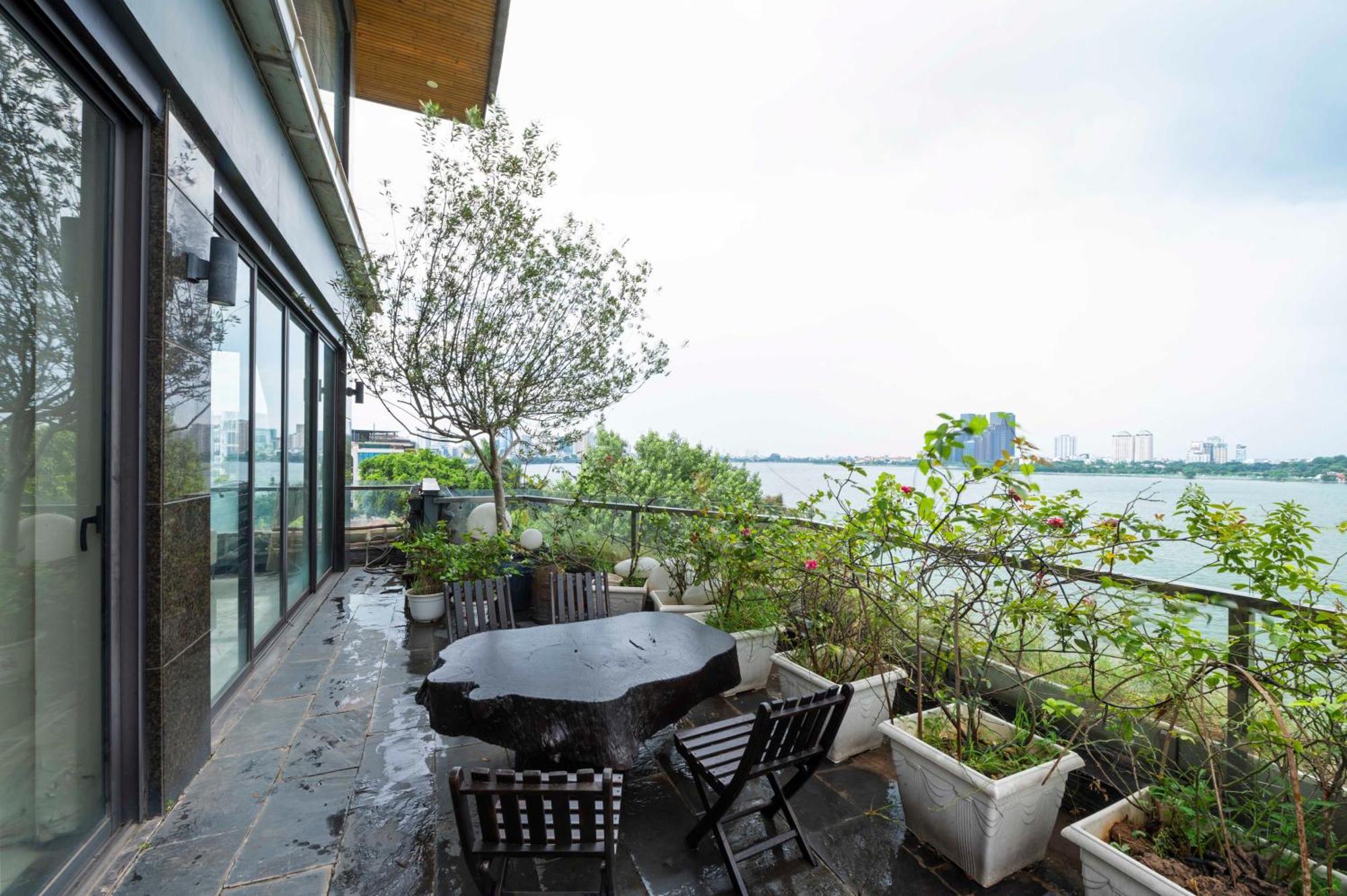 22land Moon West * Hanoi