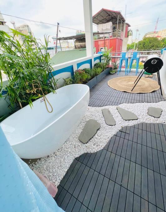 Lushstay Rooftop - Train Station Apartment *