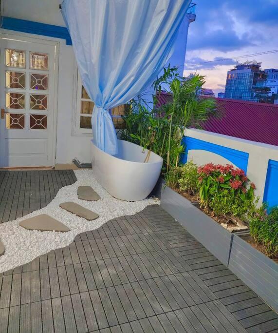 Lushstay Rooftop - Train Station Apartment *