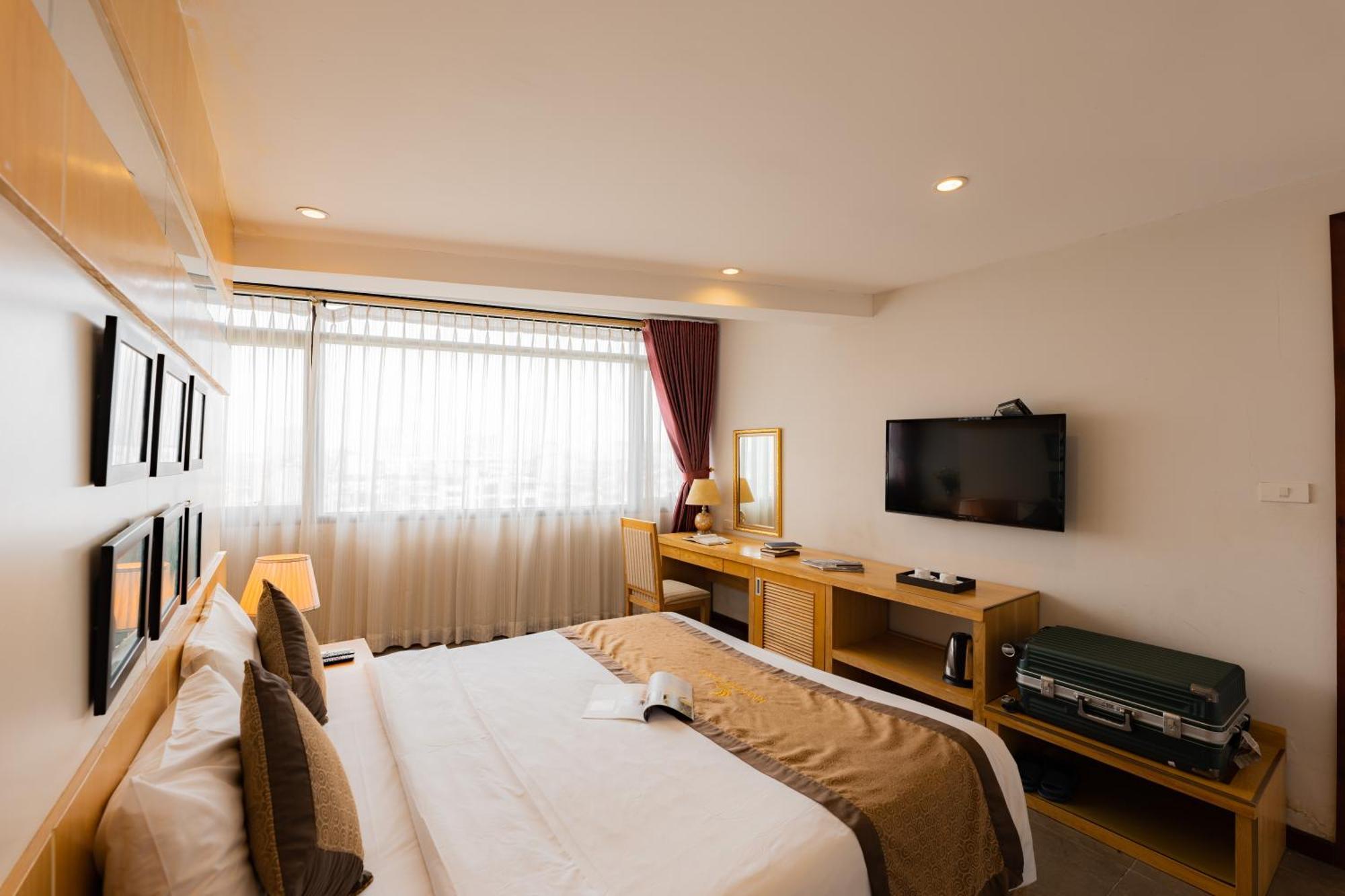 Riverside Hotel