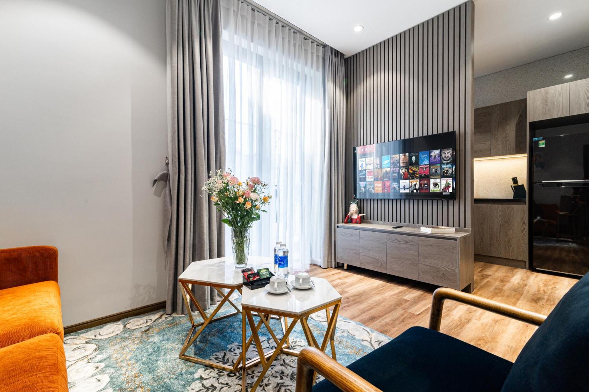 Luxe Paradise To Ngoc Van * Hanoi