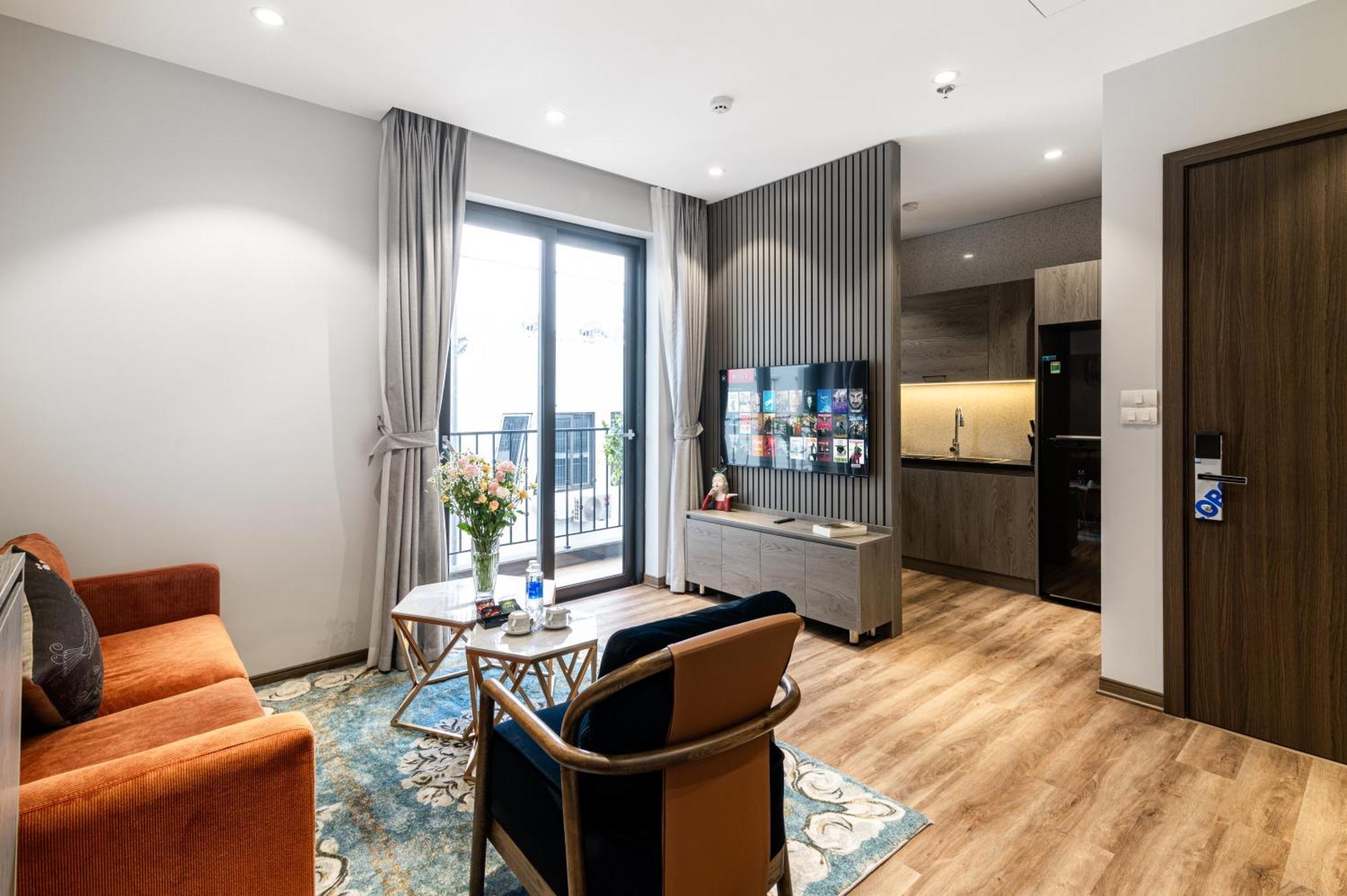 Luxe Paradise To Ngoc Van Hotel Hanoi