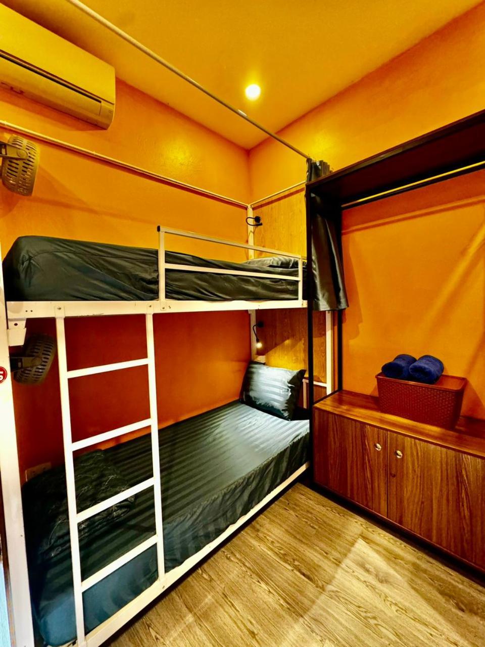 Old Quarter Autumn House Apartment