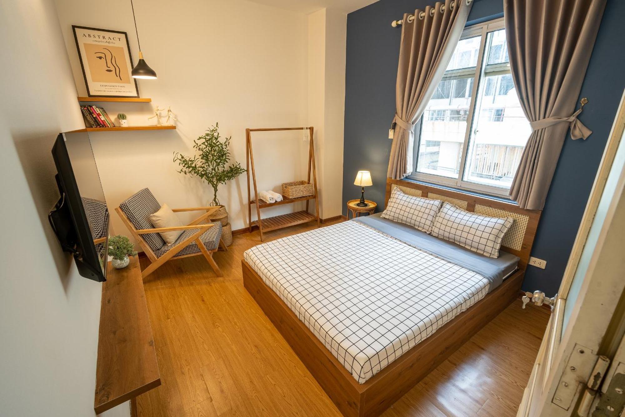 Spacious Hoan Kiem Apartment *
