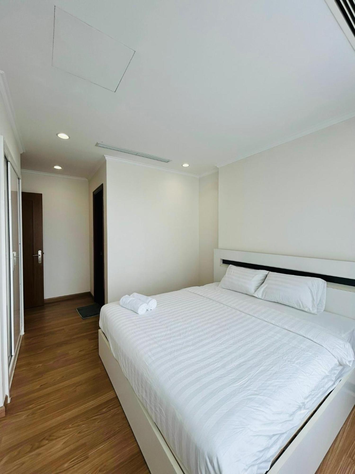 3br Times Netflix Balcony Apartment