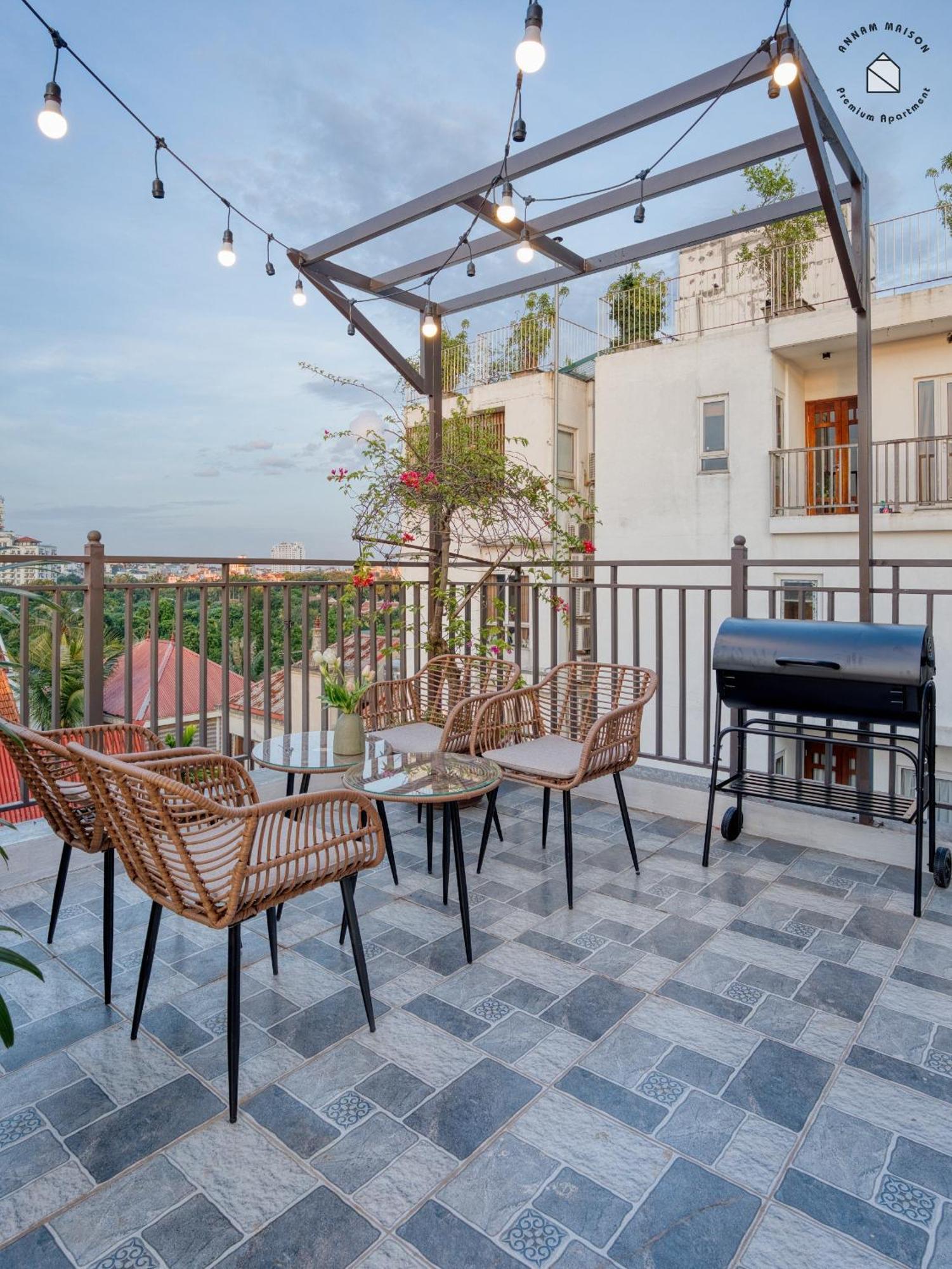 Annamwestlake - Modern - Lakeview - *