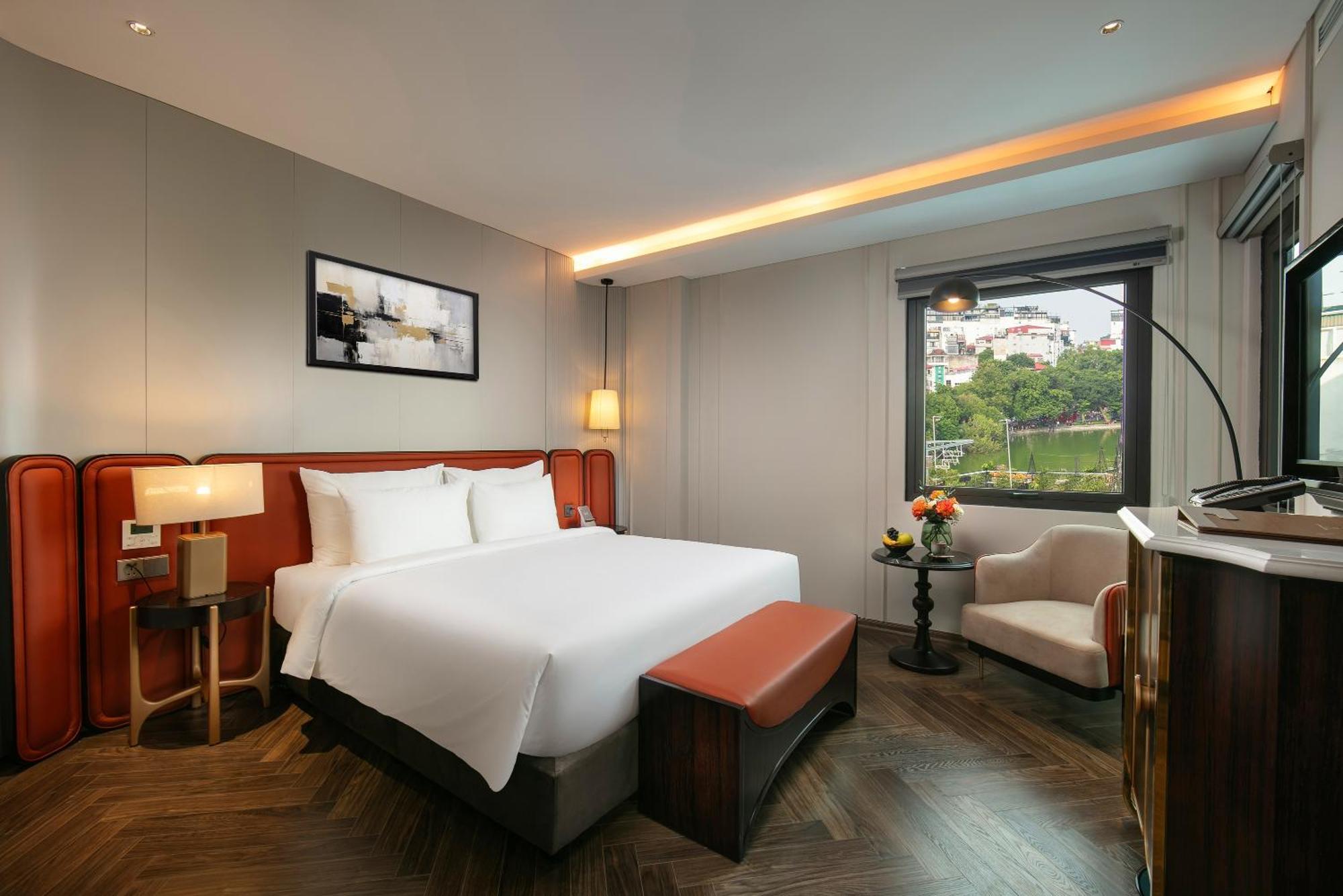 Le Premier & Rooftop Bar 4*