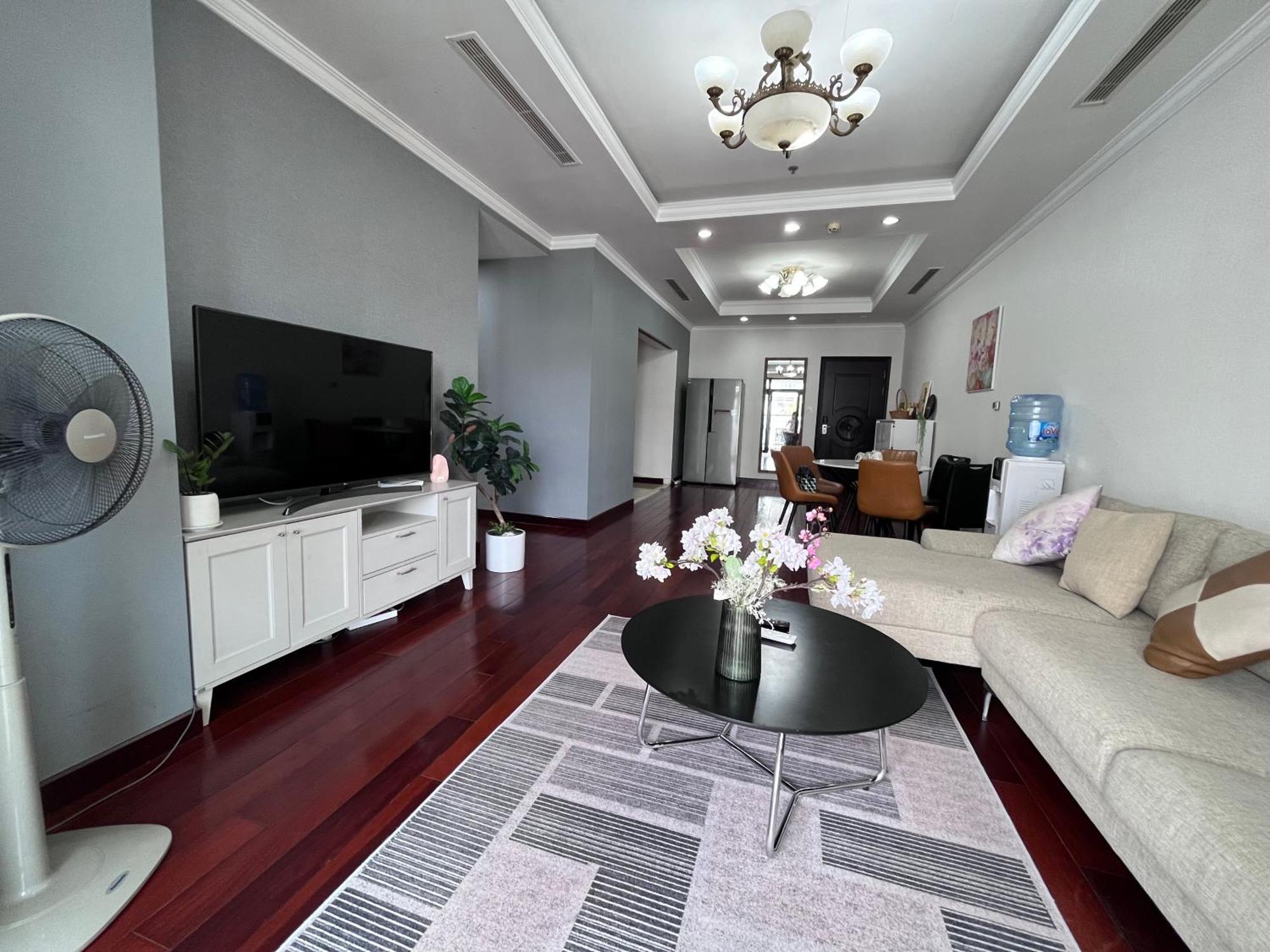 Vinhomes Royal Luxury 3br Apartment *