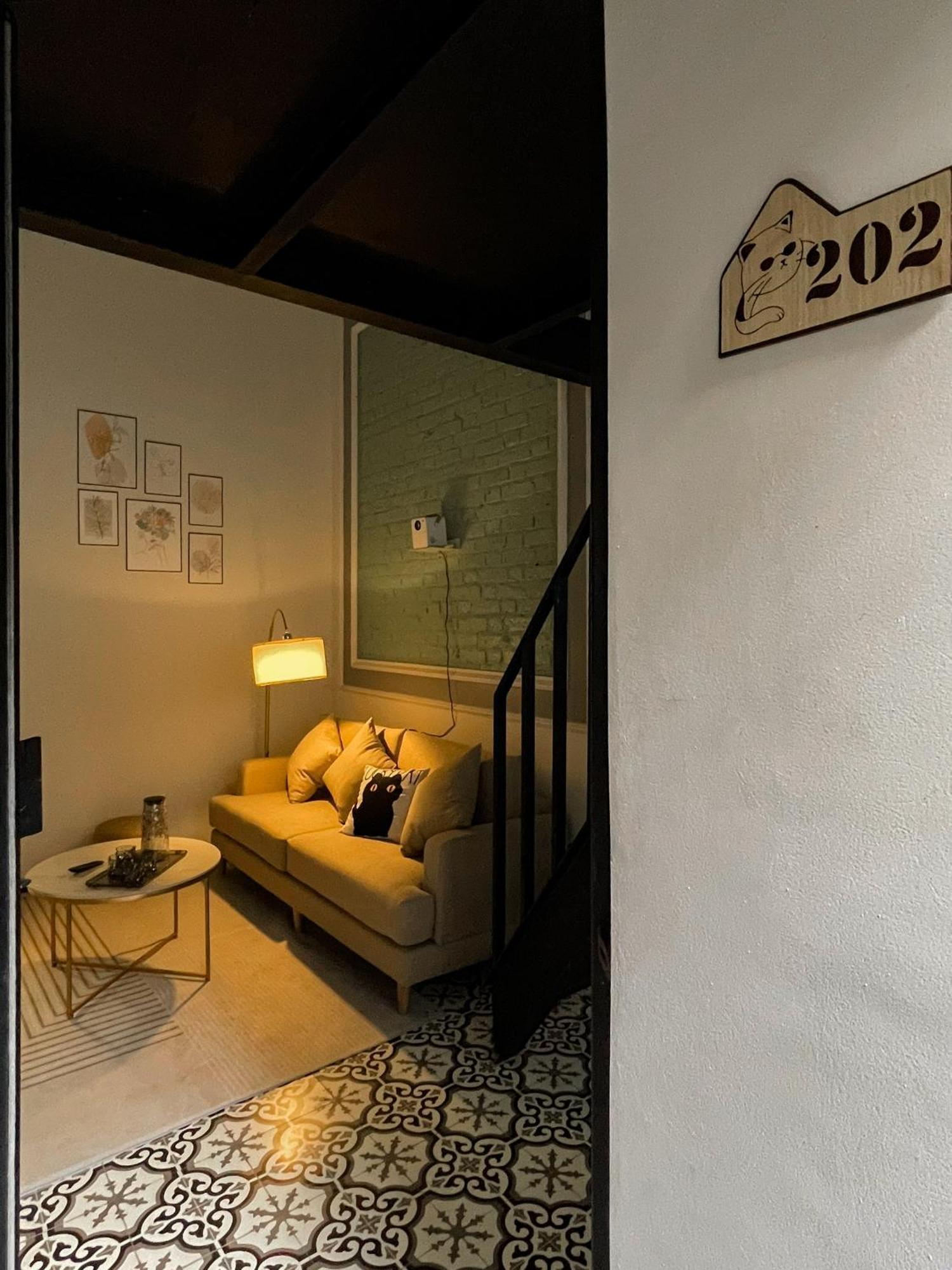 Zeus Living - Old Quater