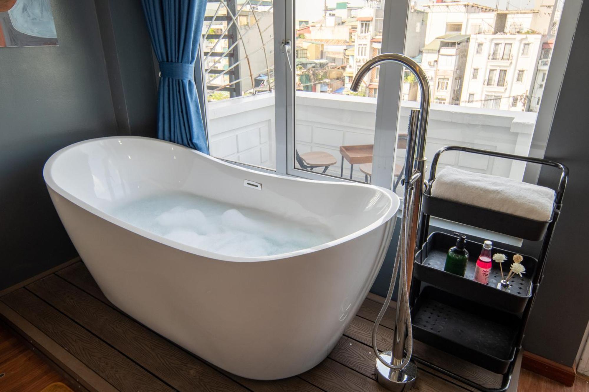 Holly's Elegance Retreat With Bathtub In Old Quarter *
