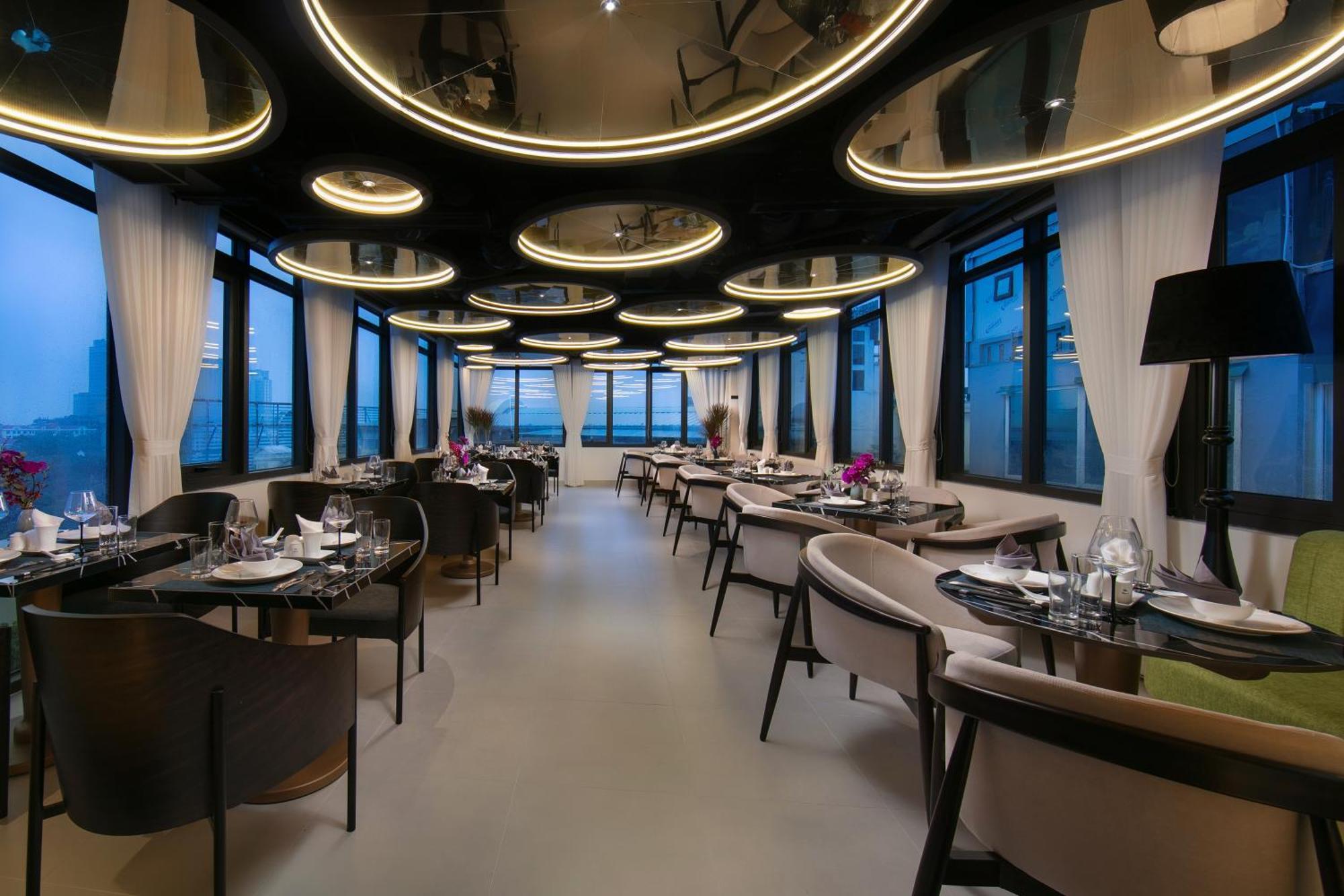 Le Premier & Rooftop Bar 4*