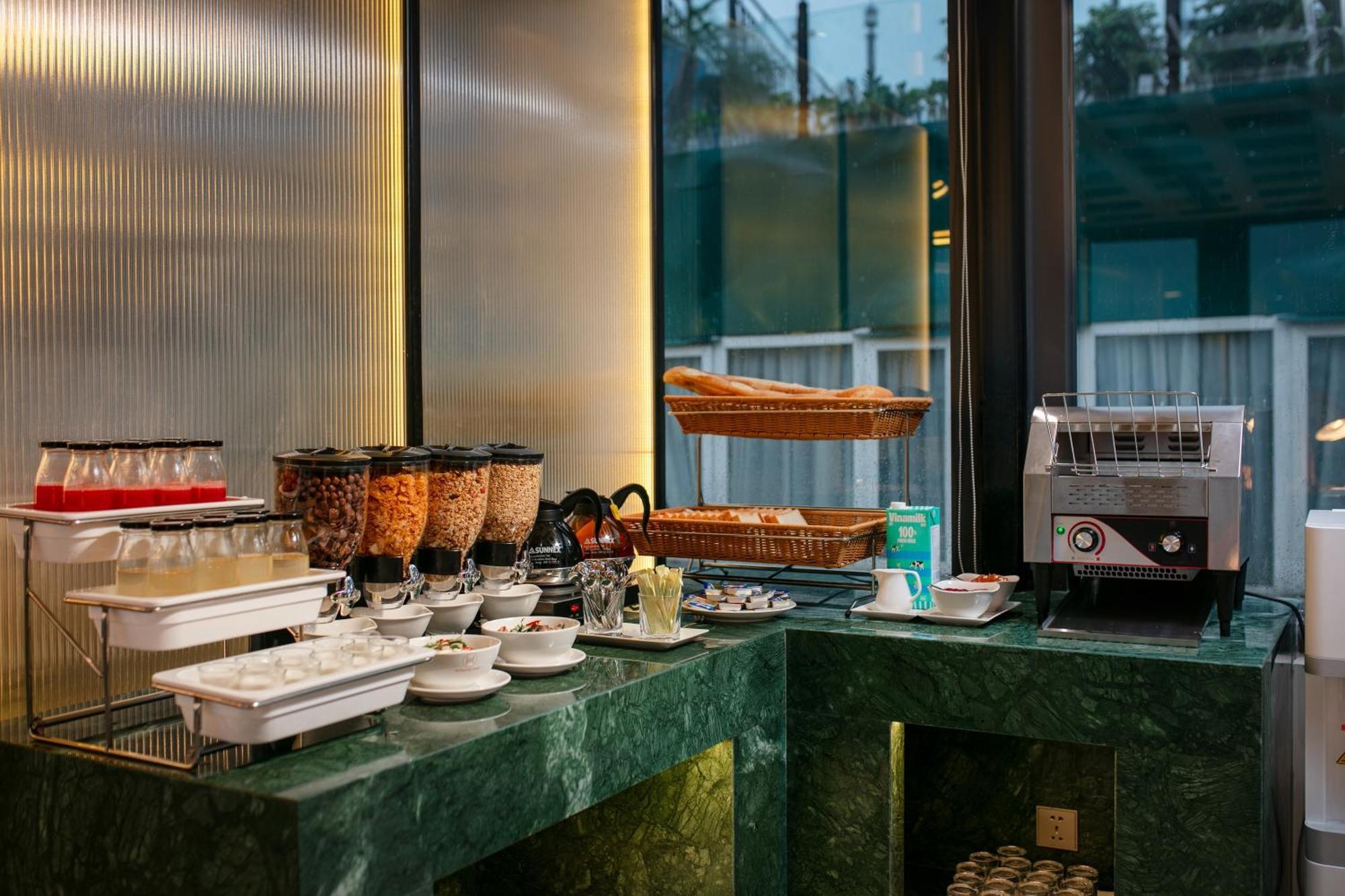 Hotel Le Premier & Rooftop Bar Hanoi