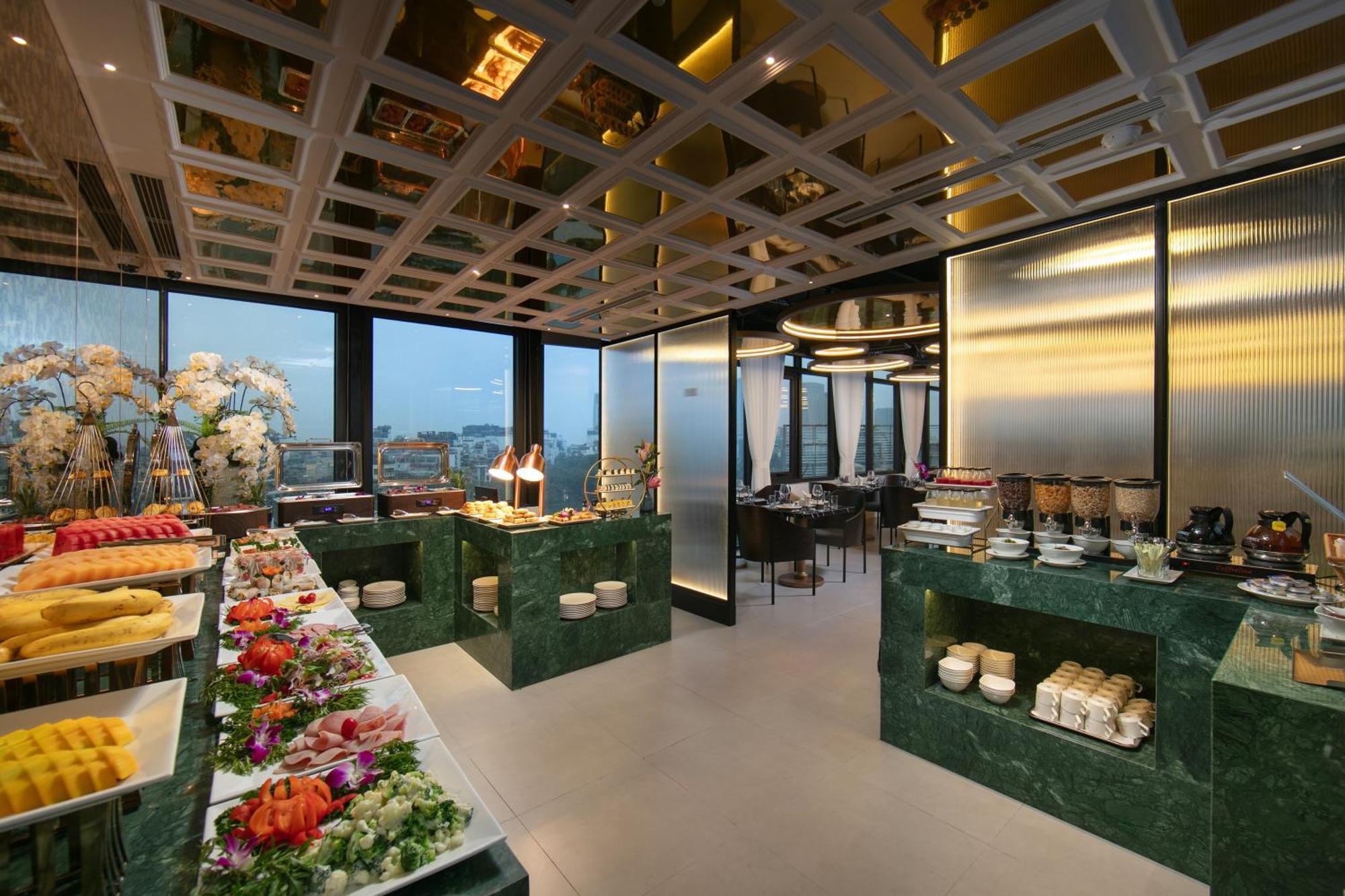 Le Premier & Rooftop Bar 4*