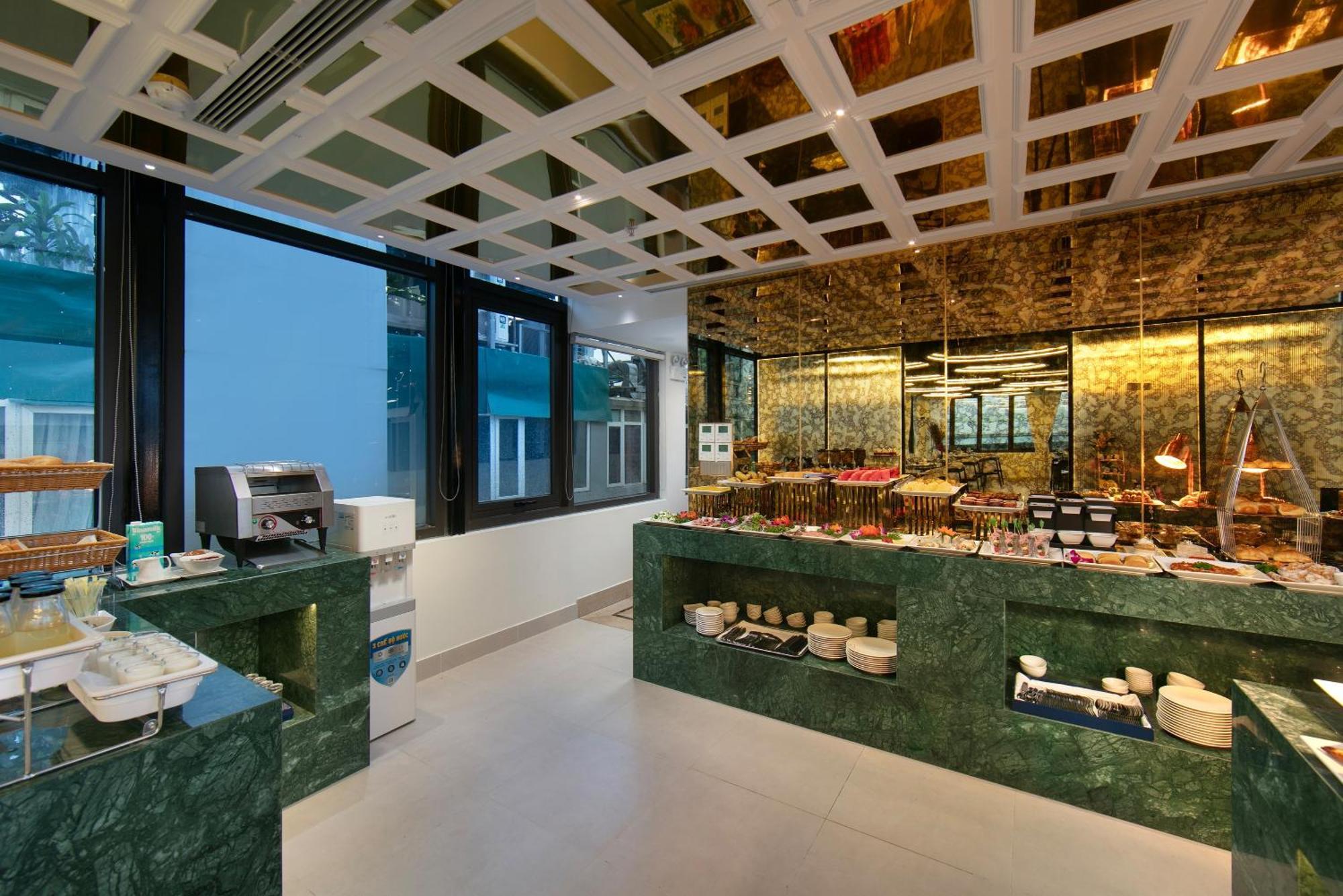Le Premier & Rooftop Bar Hotel 4*