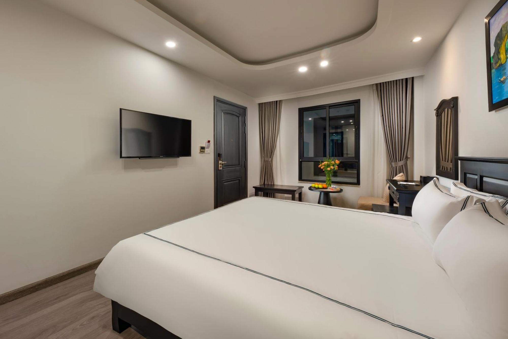 Sq Hang Gai & Hotel Hanoi