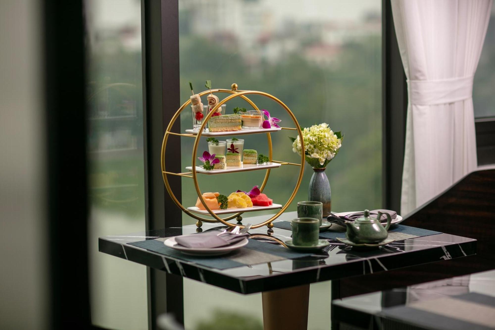 Le Premier & Rooftop Bar Hotel