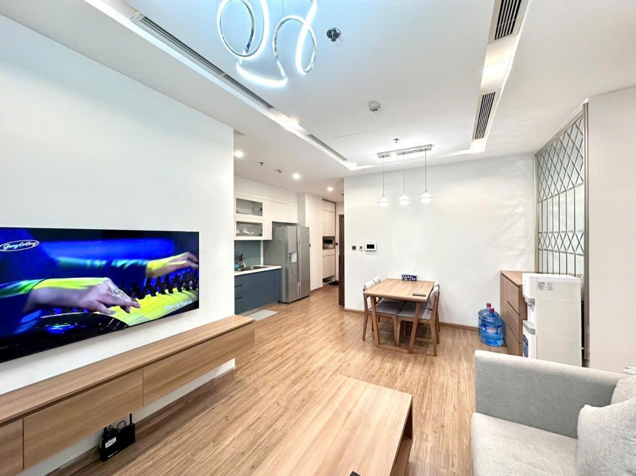 Luxury In Vinhomes Metropolis Apartment *