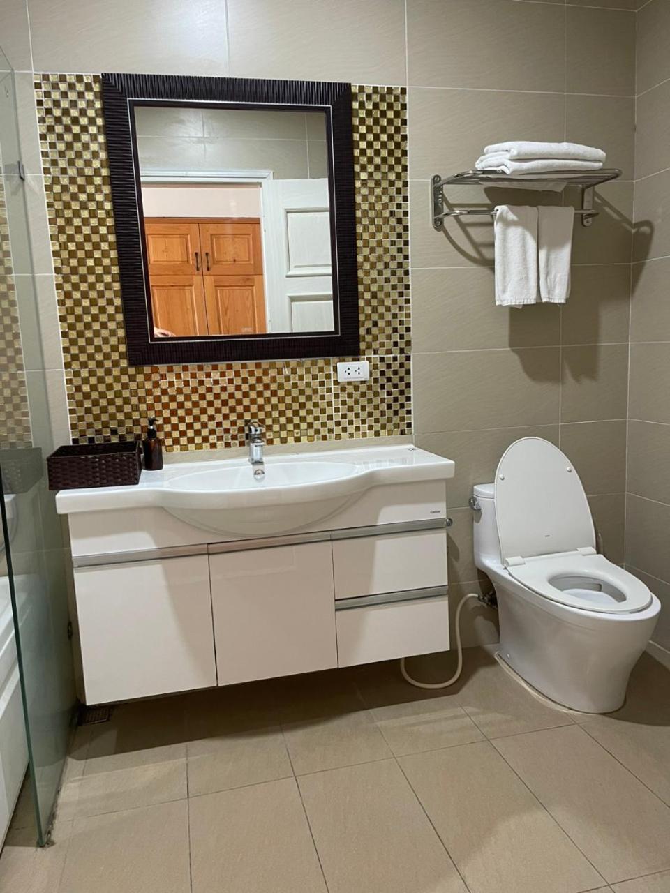 Luxe Paradise Dich Vong Hau 4* Hanoi