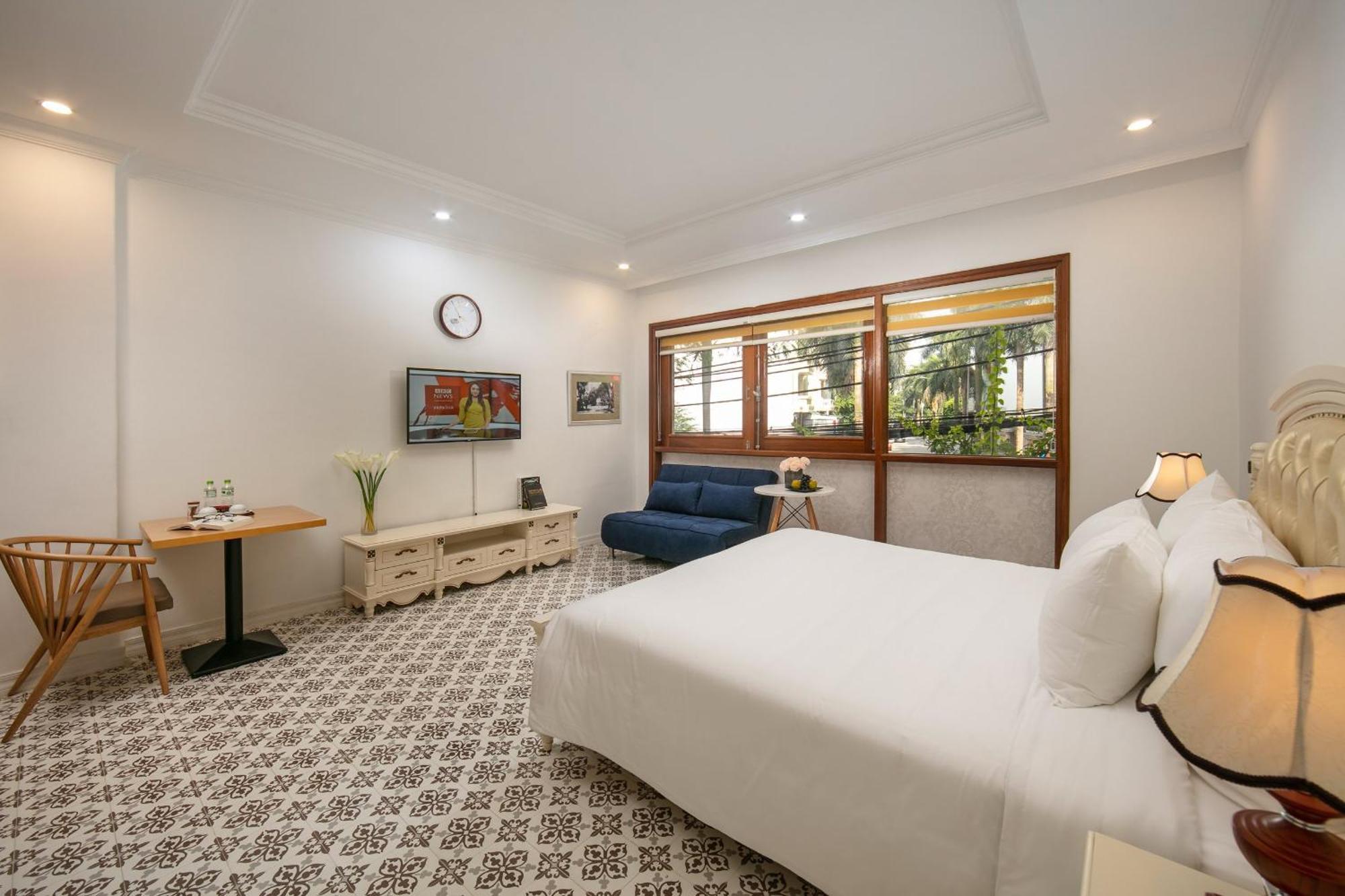 Luxe Paradise Dich Vong Hau Hotel