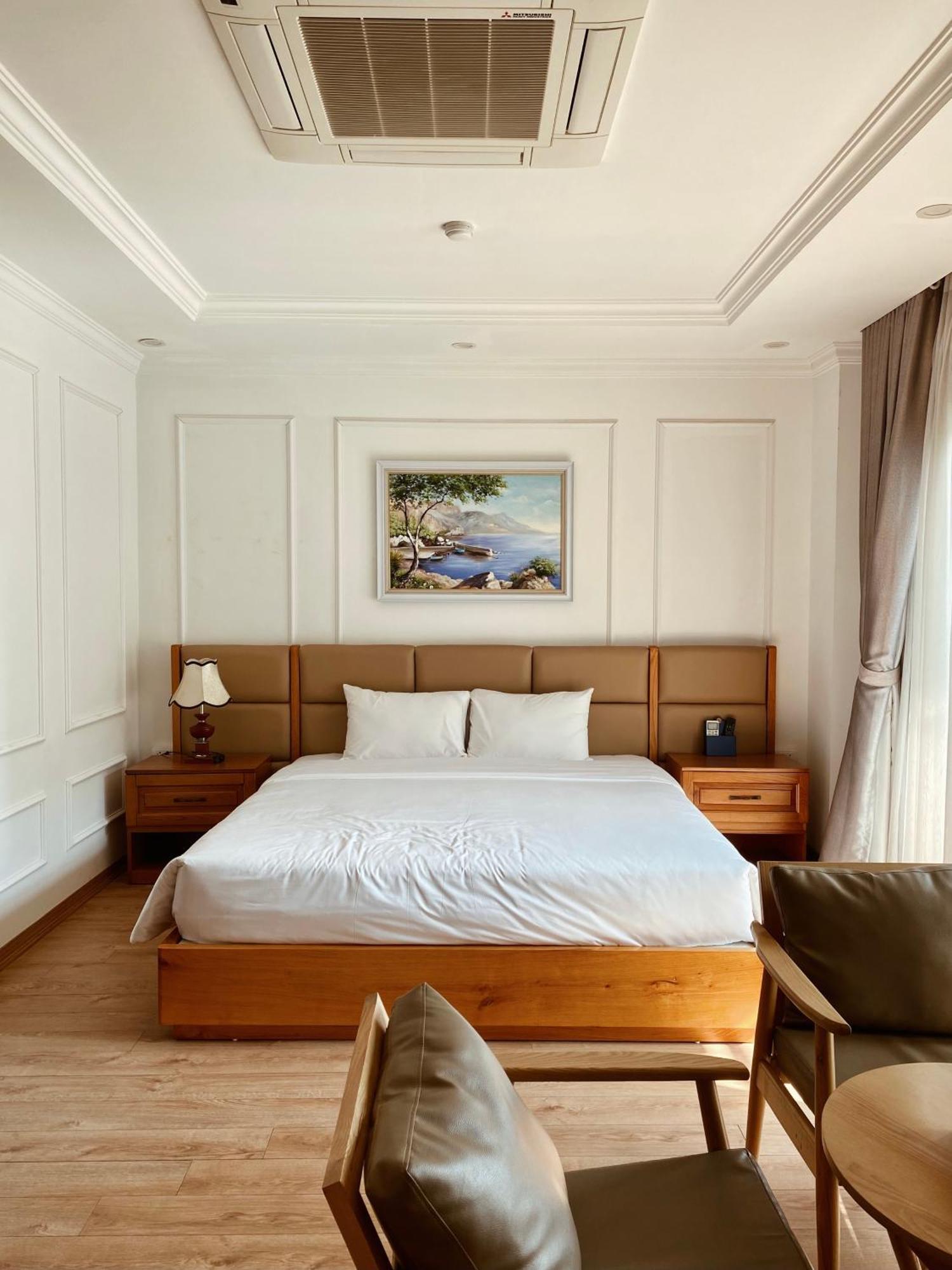 Hotel Luxe Paradise Dich Vong Hau Hanoi
