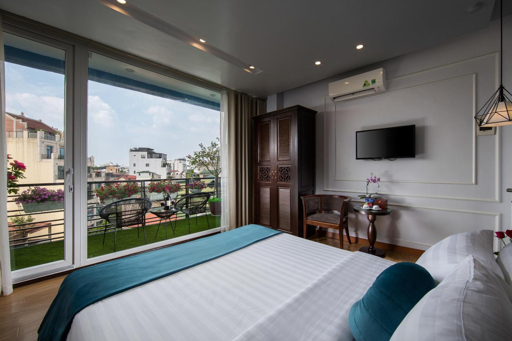 Royal Palace 2 & 4*