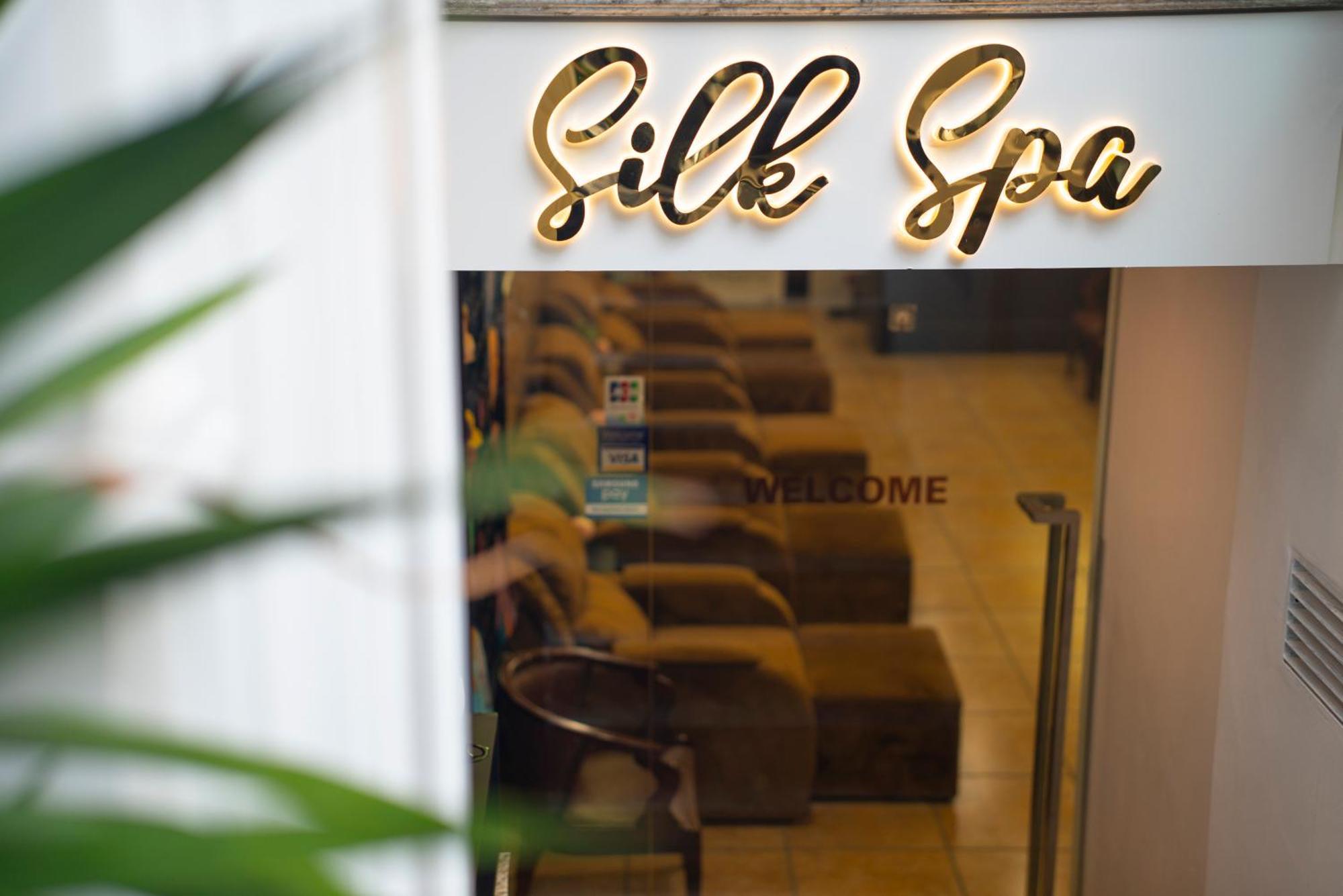 Silk Queen Hotel